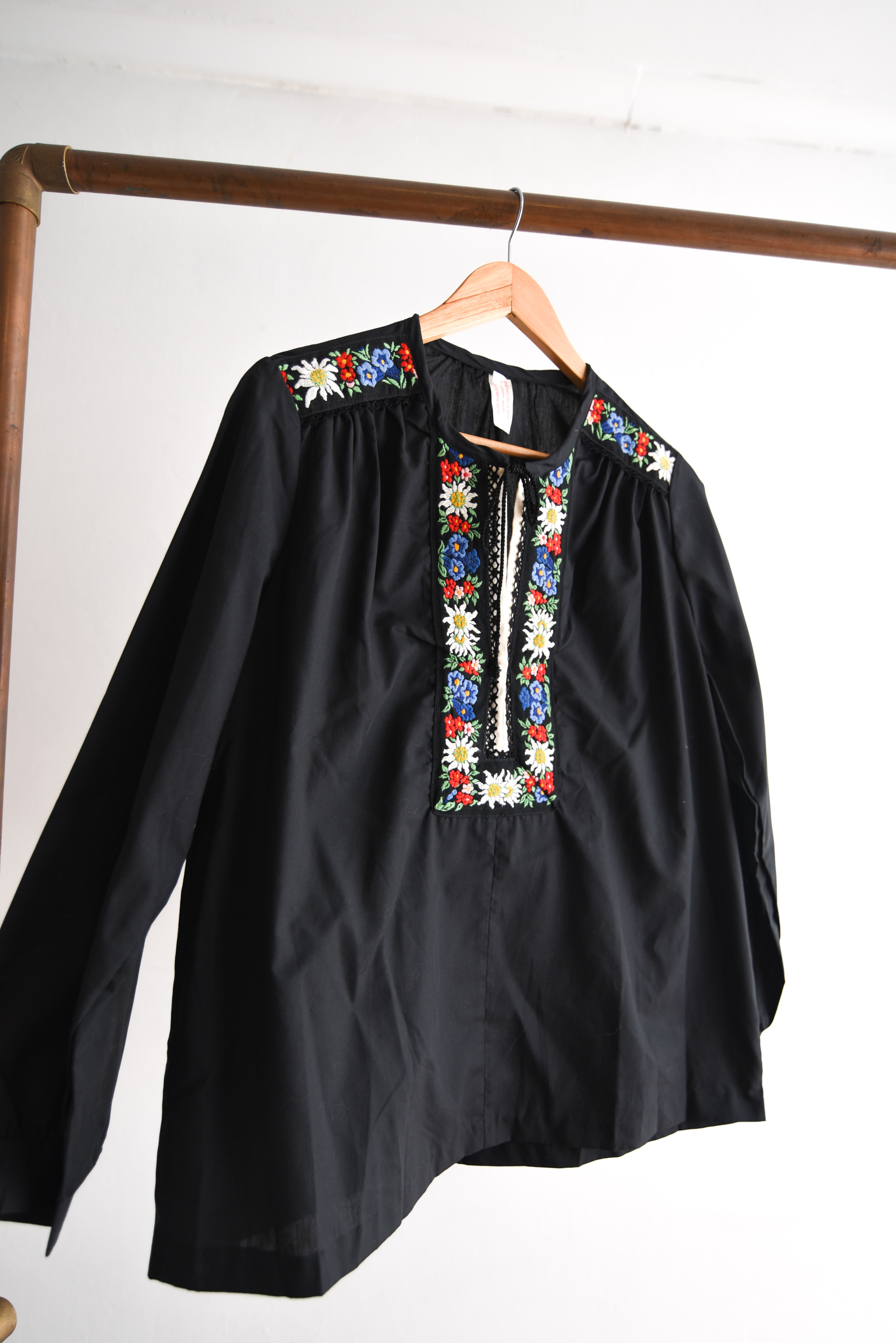 Blusa negra bordado floral Switzerland