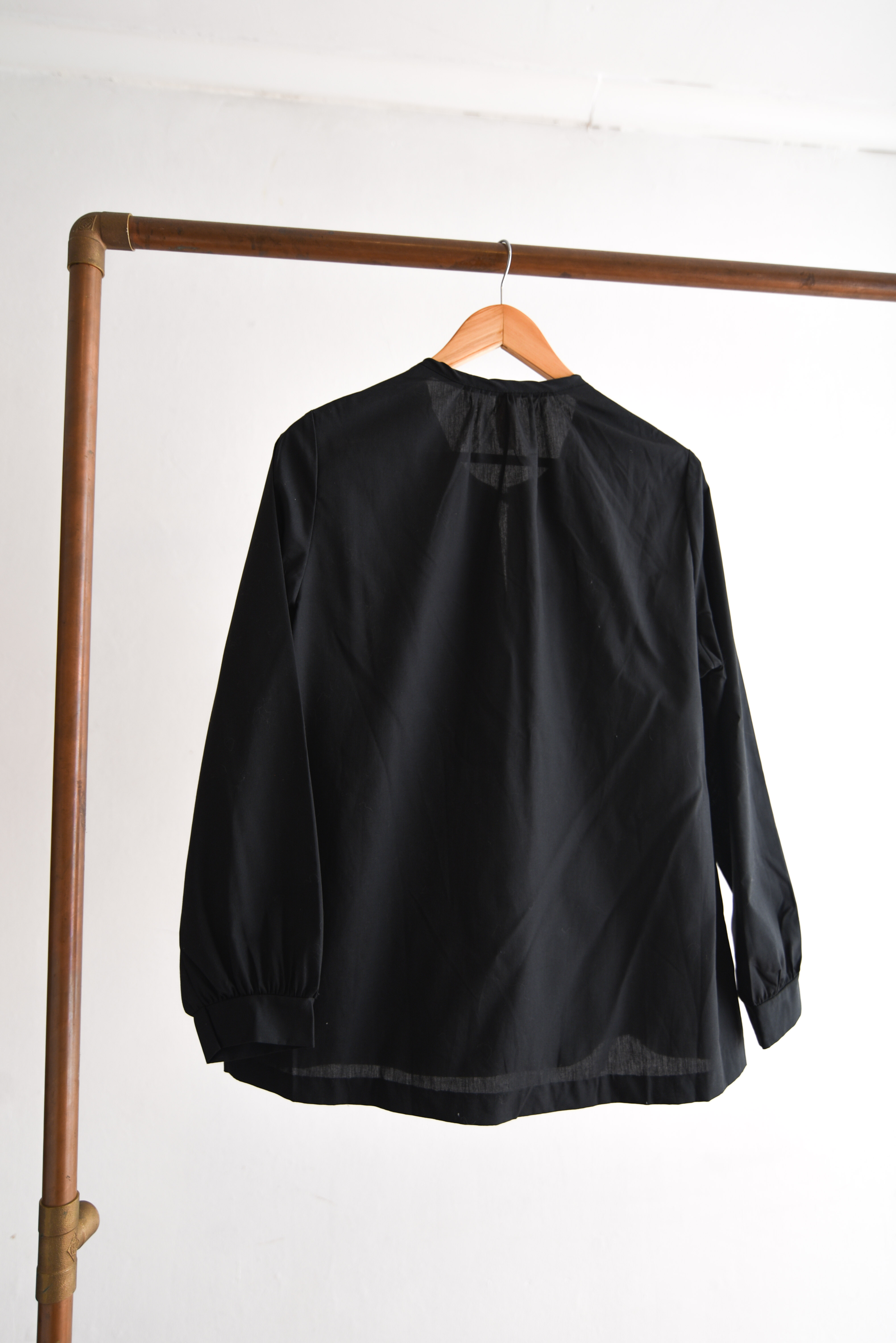 Blusa negra bordado floral Switzerland