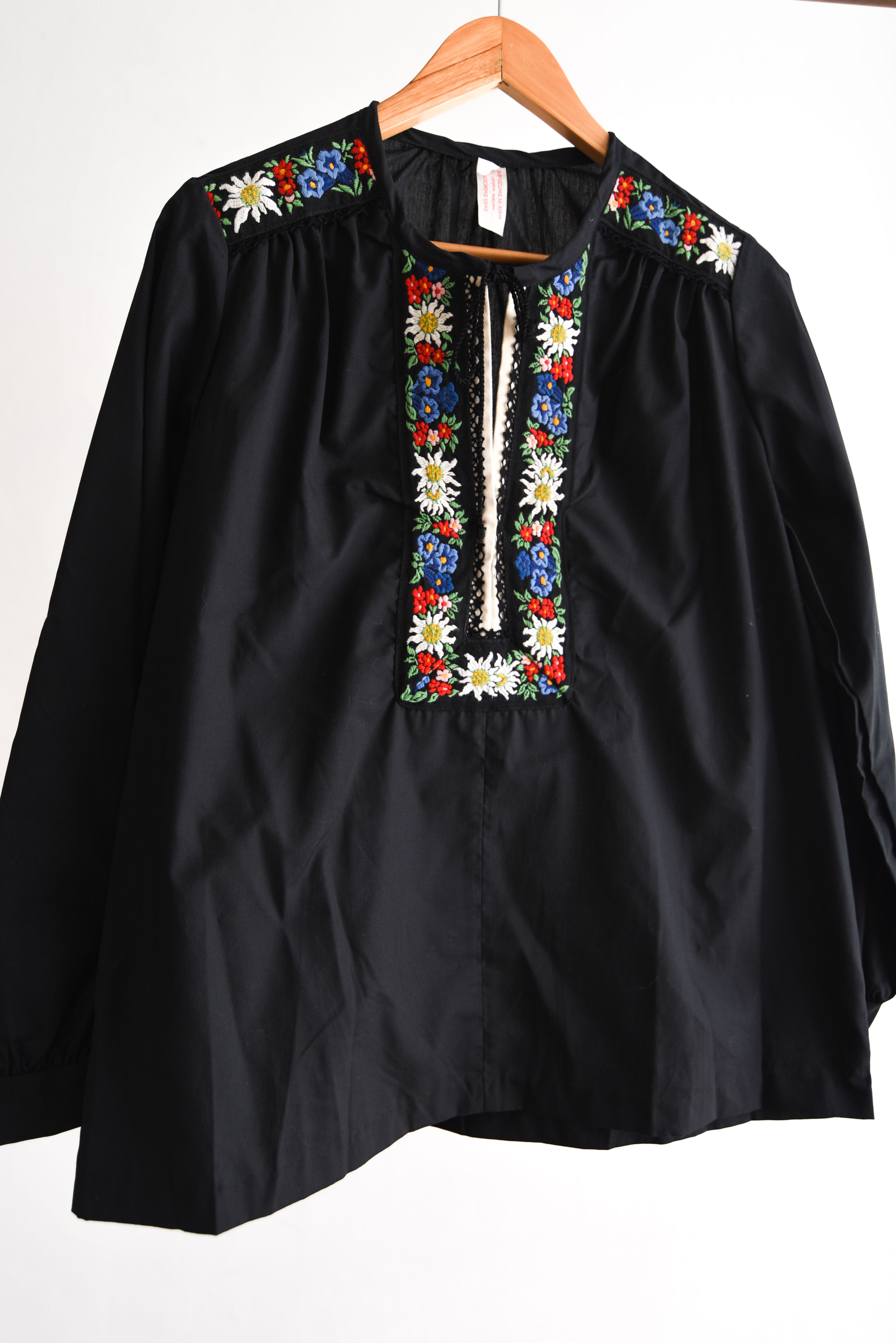 Blusa negra bordado floral Switzerland
