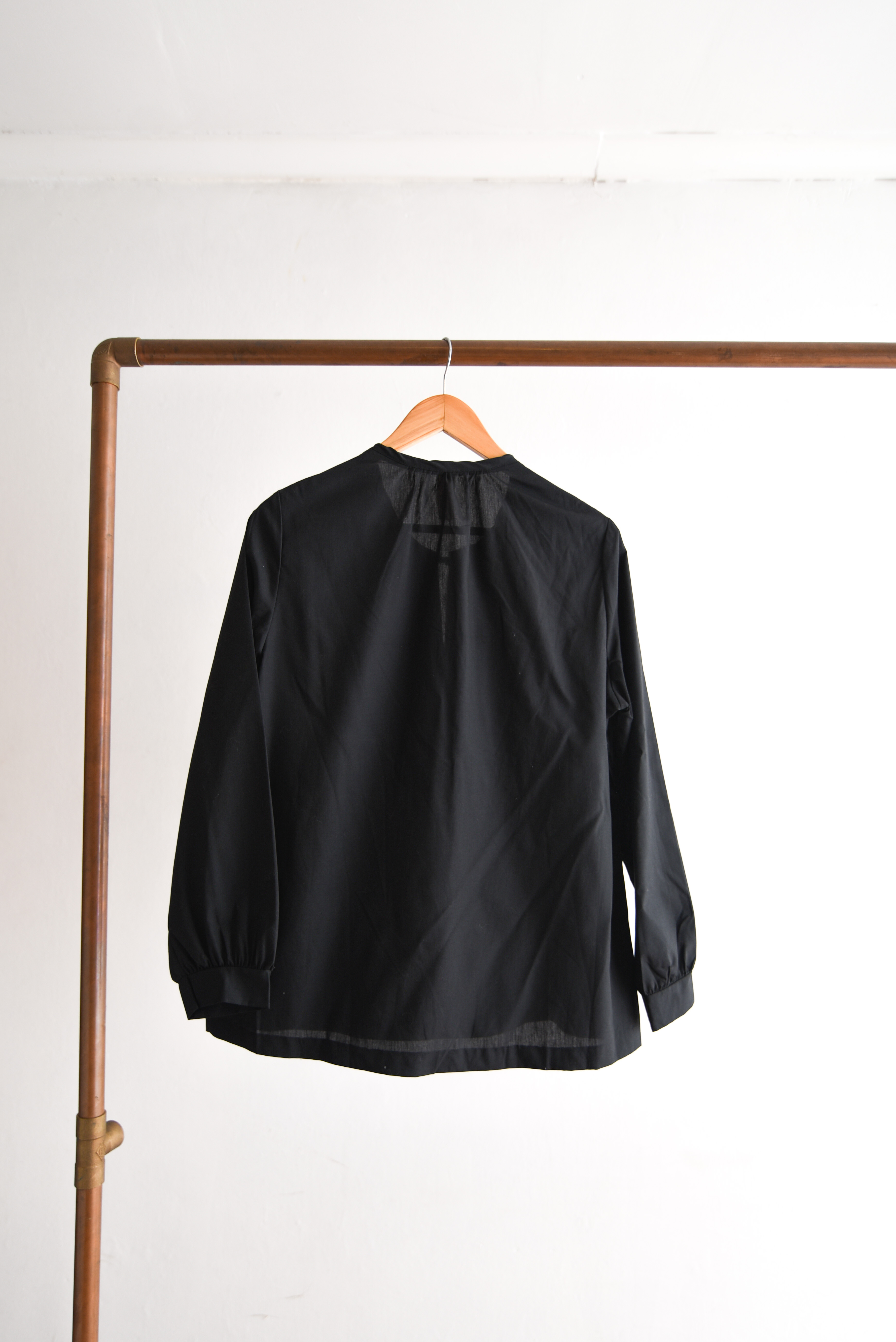 Blusa negra bordado floral Switzerland