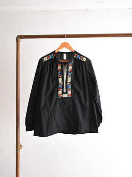 Blusa negra bordado floral Switzerland