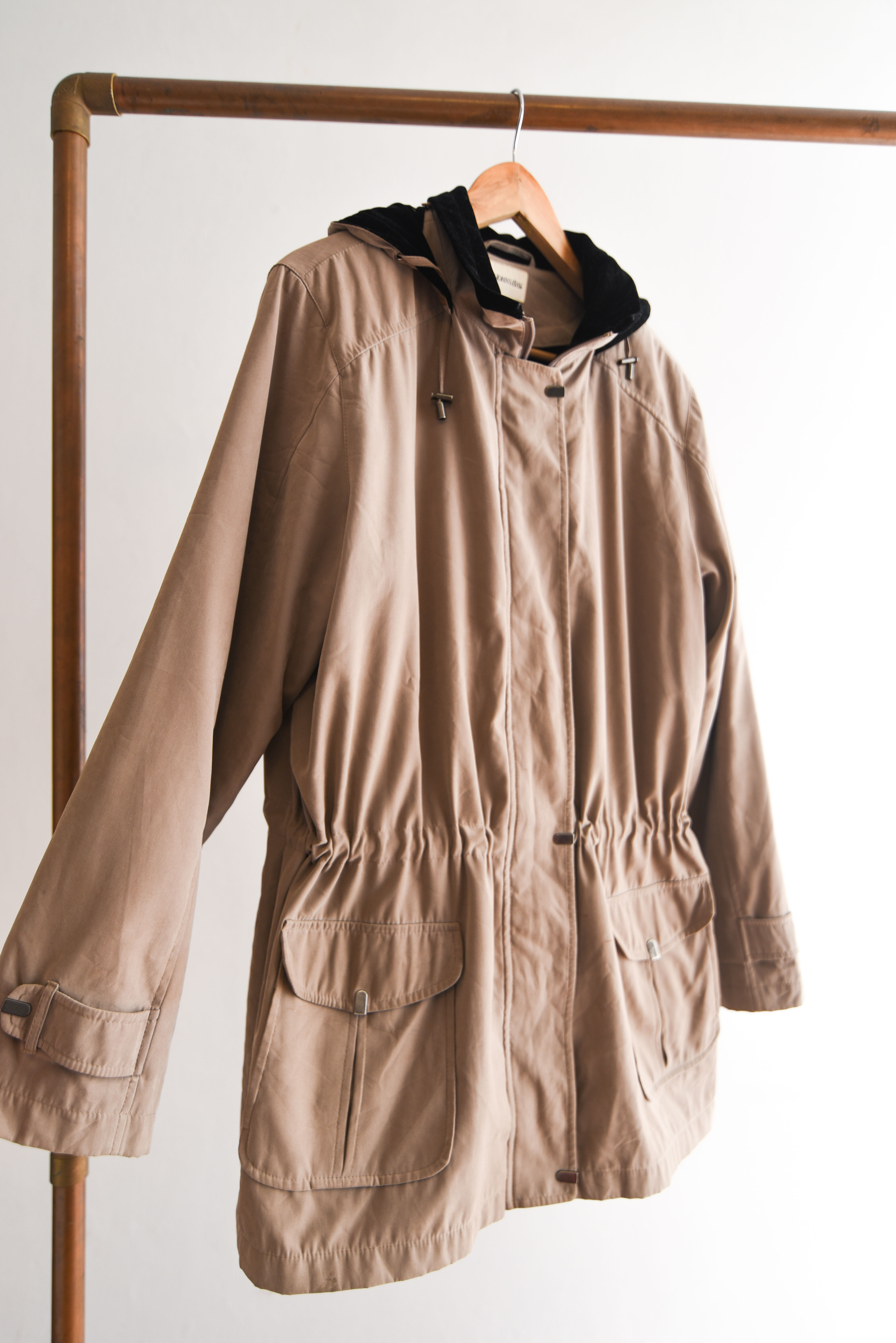 Chaqueta nude velvet acinturada
