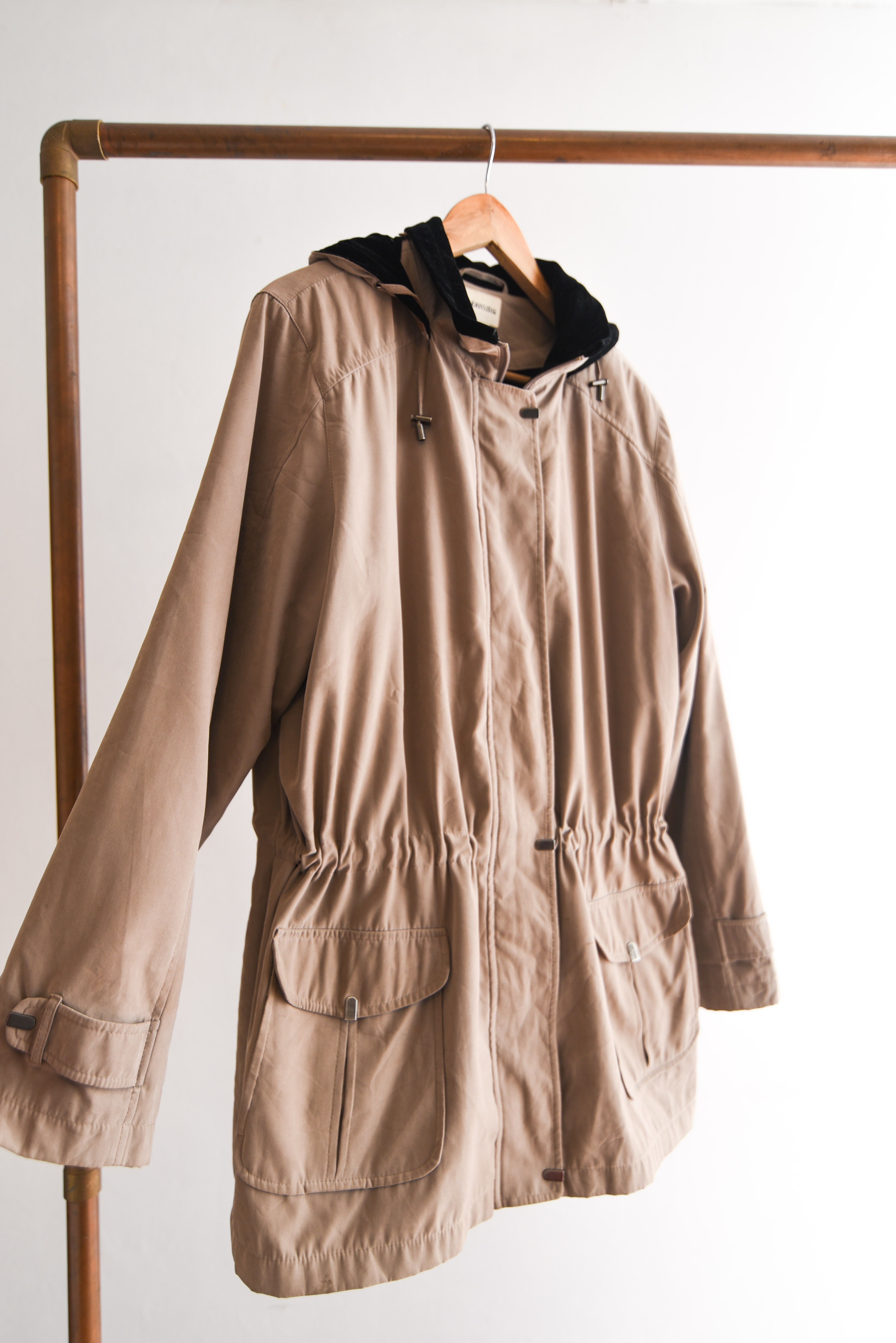 Chaqueta nude velvet acinturada