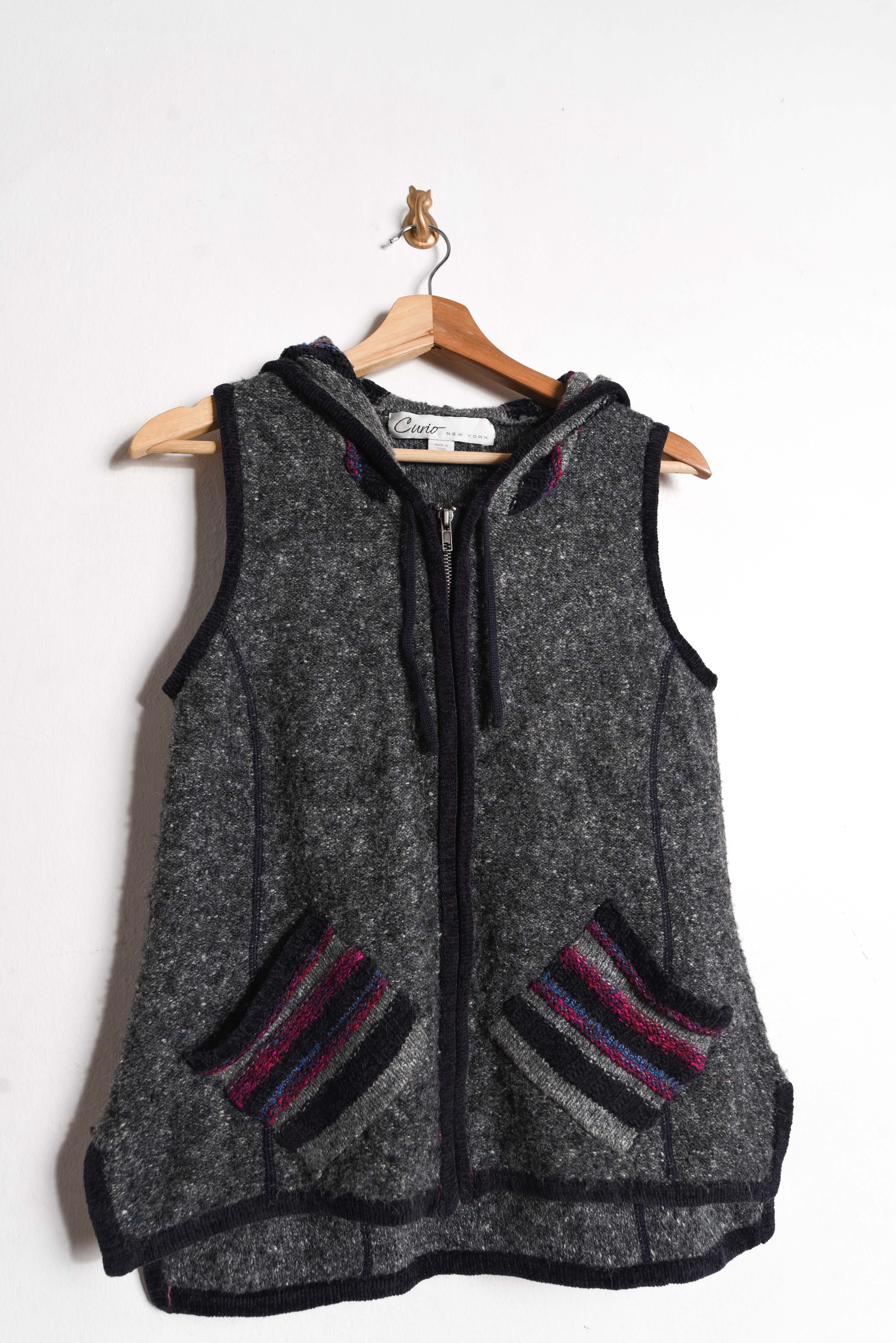 Sweater vest gris capucha