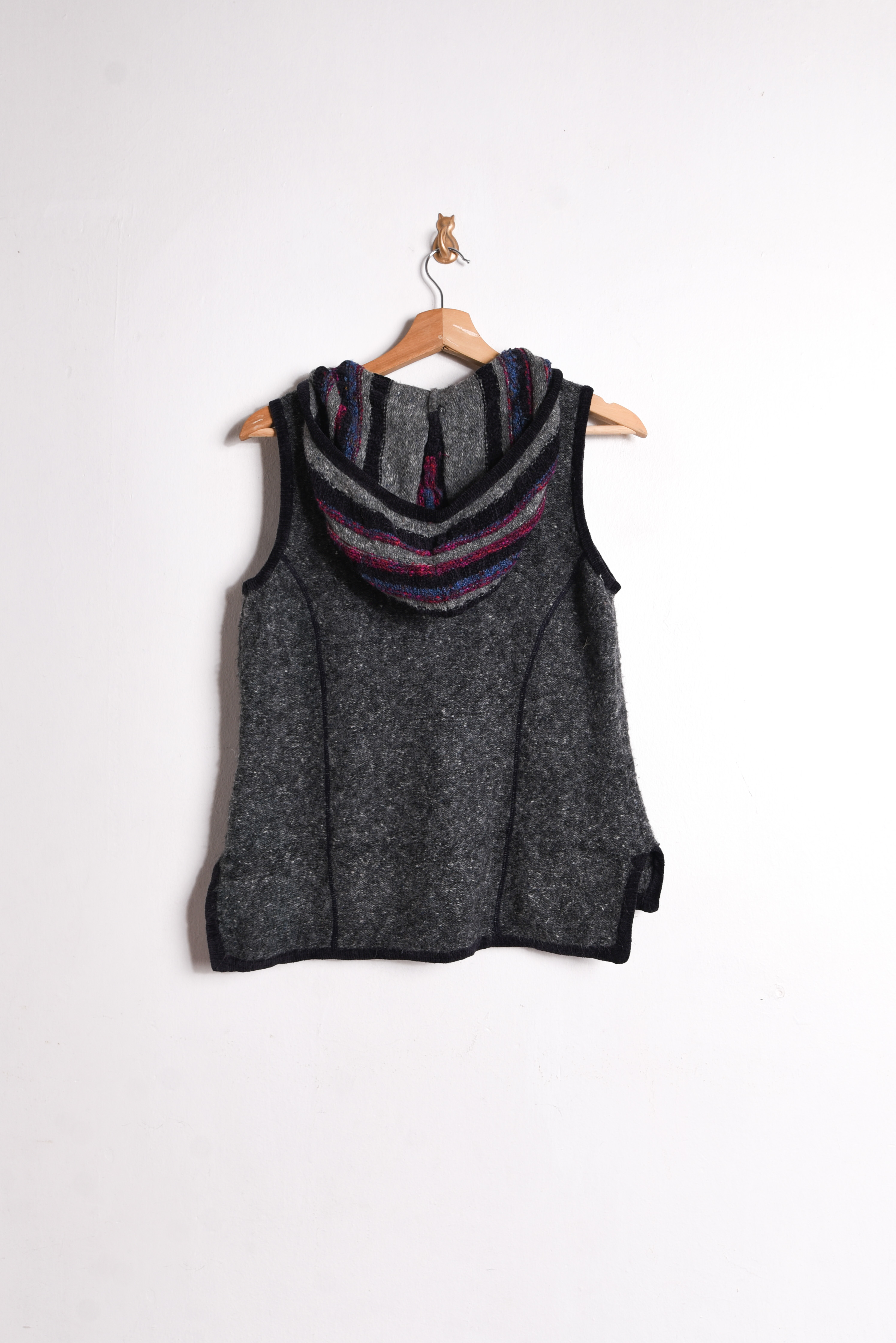 Sweater vest gris capucha