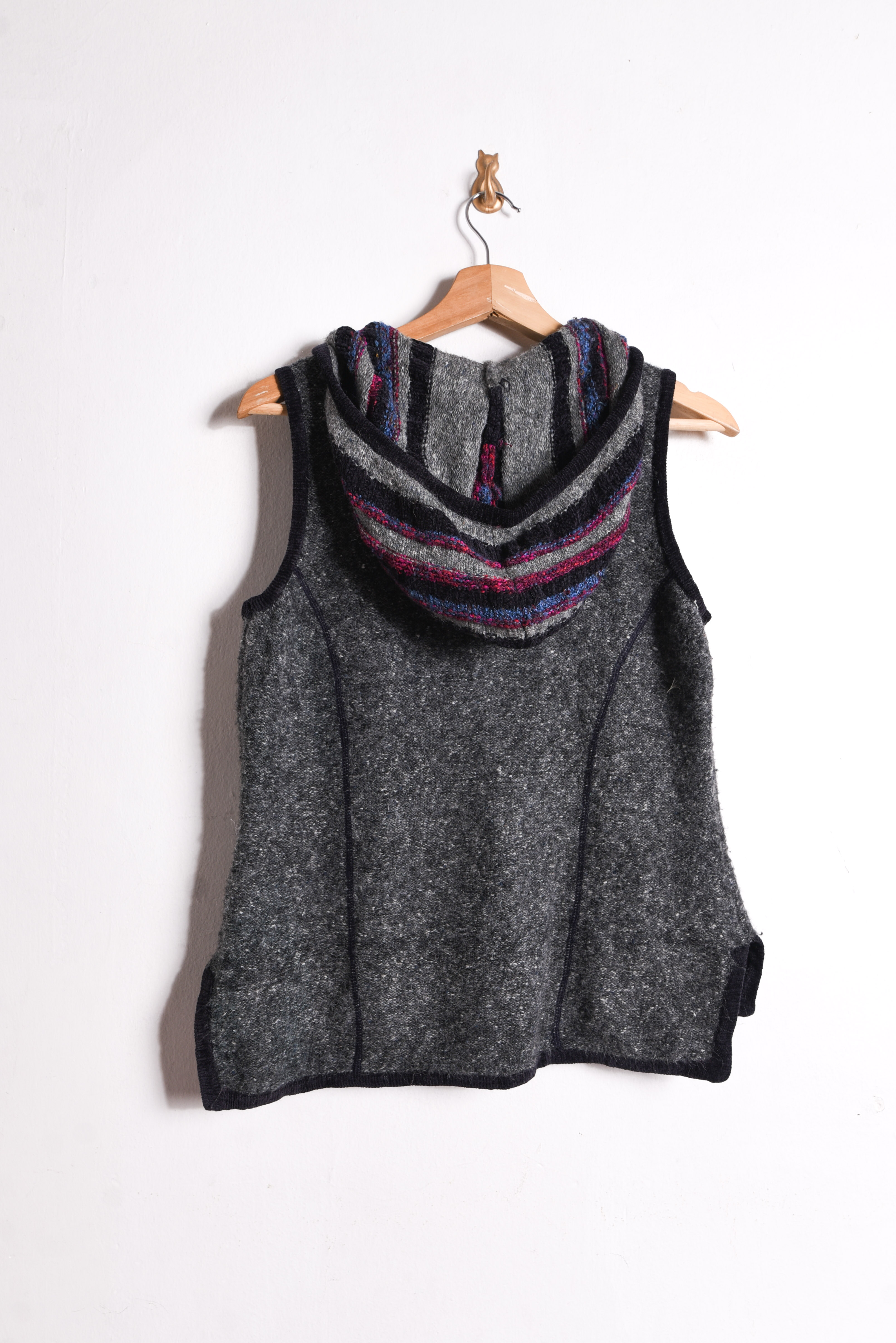 Sweater vest gris capucha