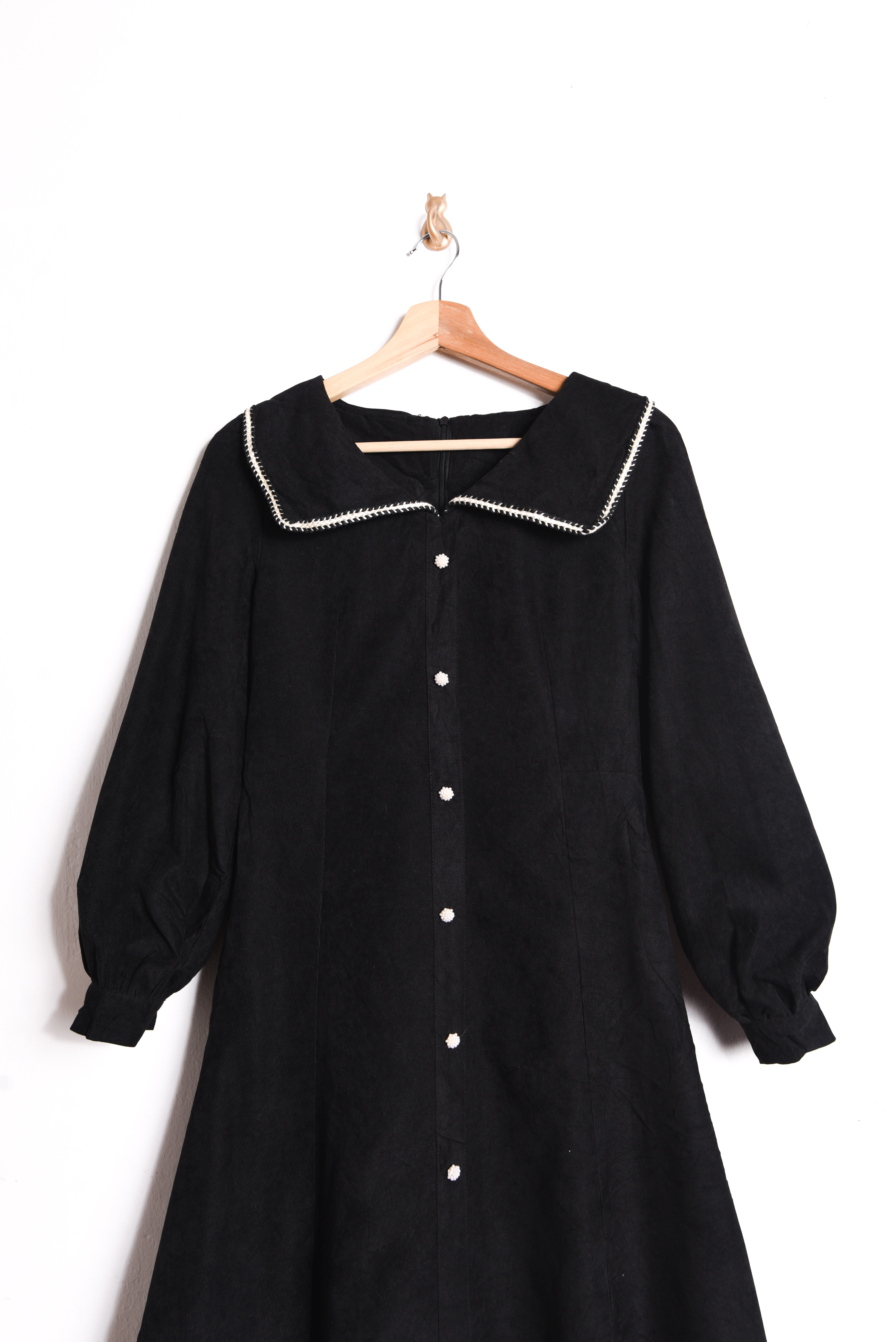 Vestido negro cuellito perlas