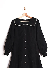 Vestido negro cuellito perlas