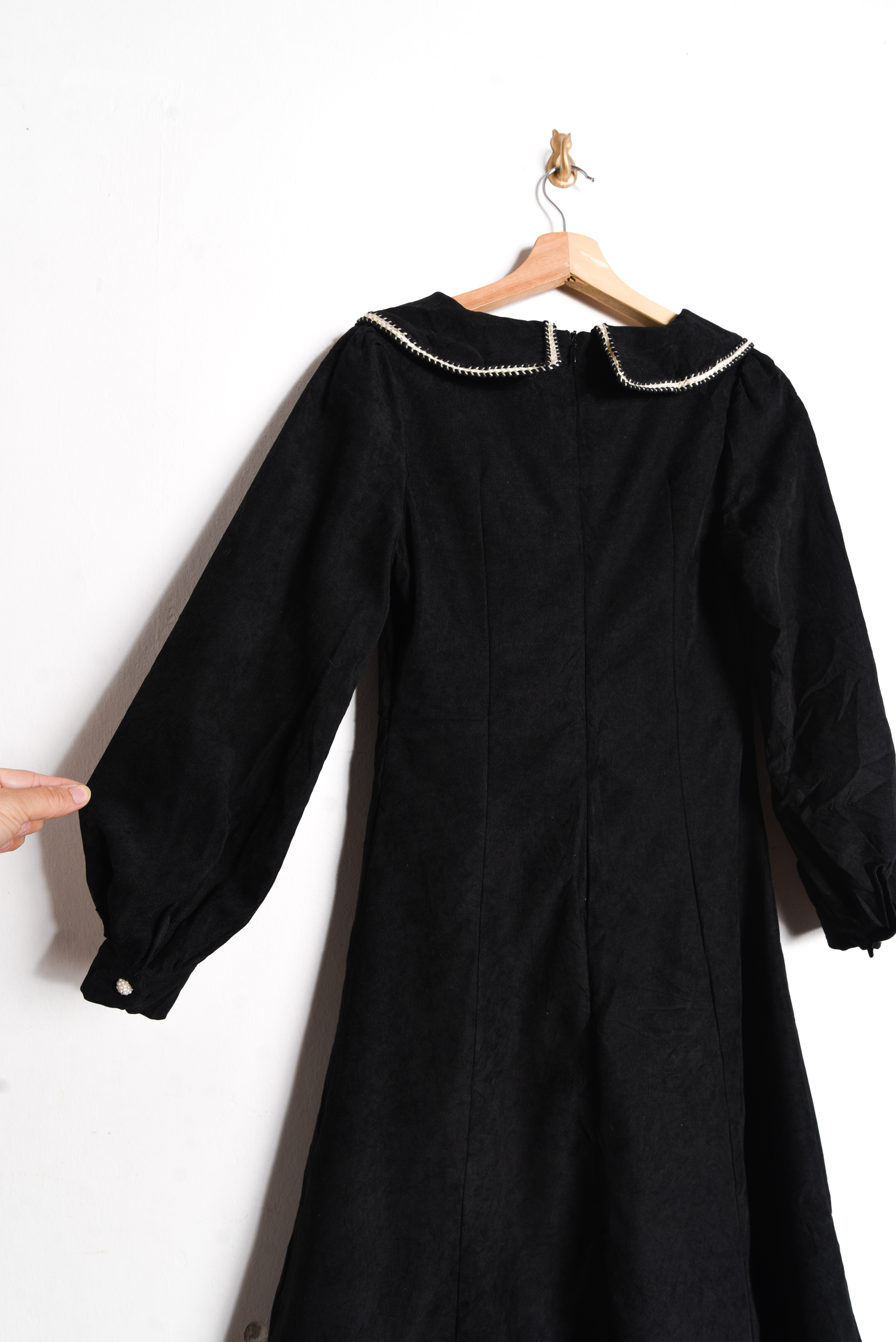 Vestido negro cuellito perlas