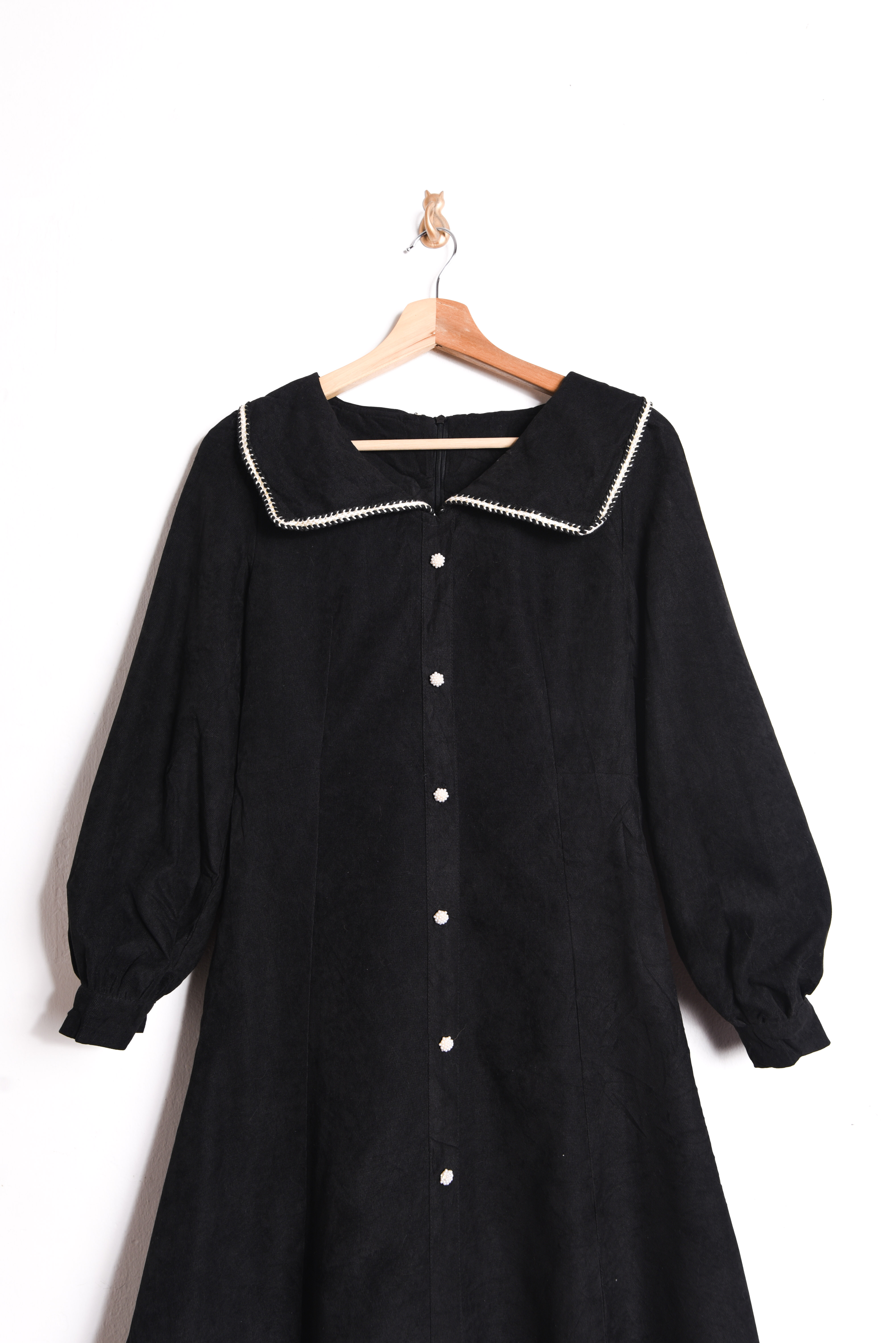 Vestido negro cuellito perlas