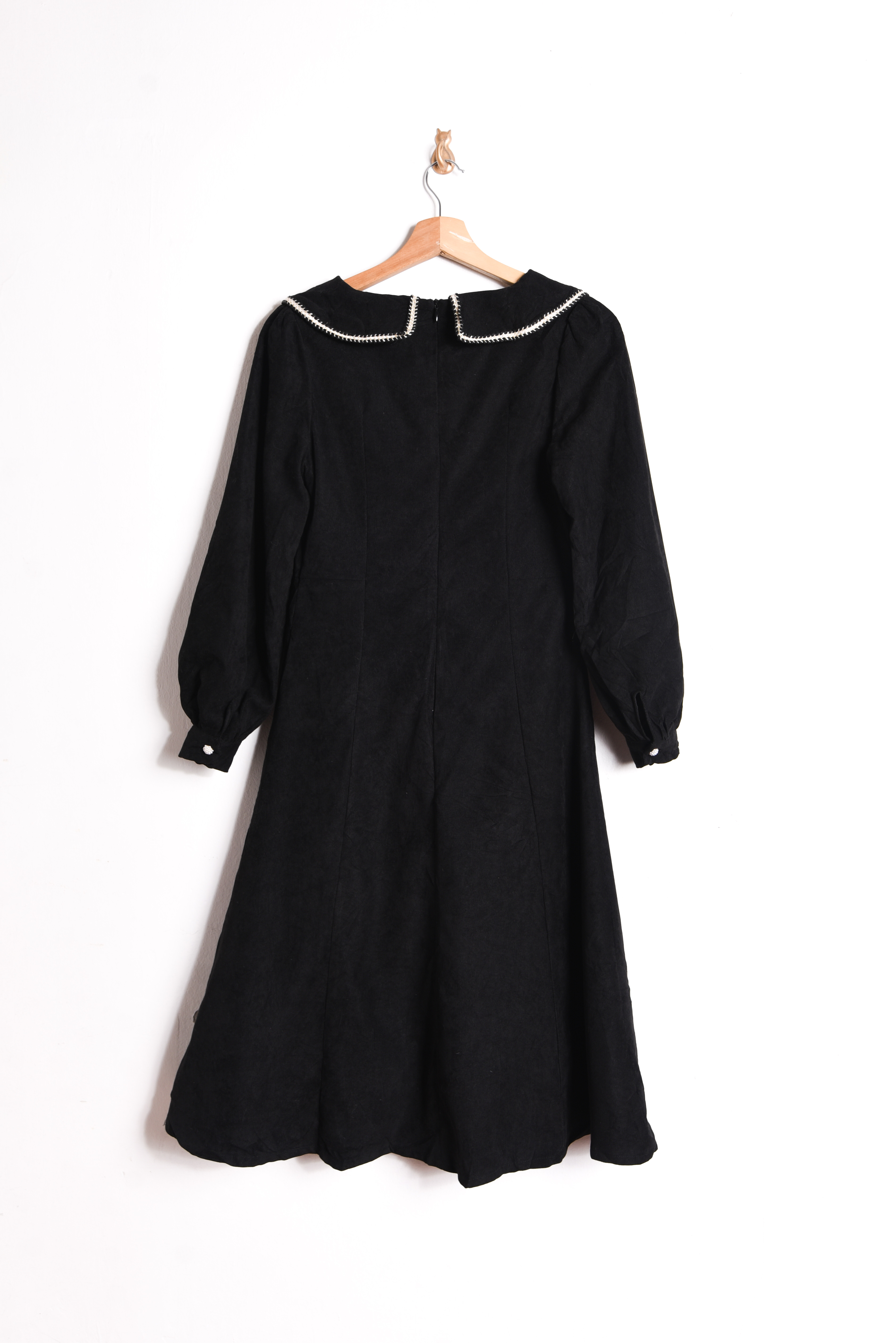 Vestido negro cuellito perlas