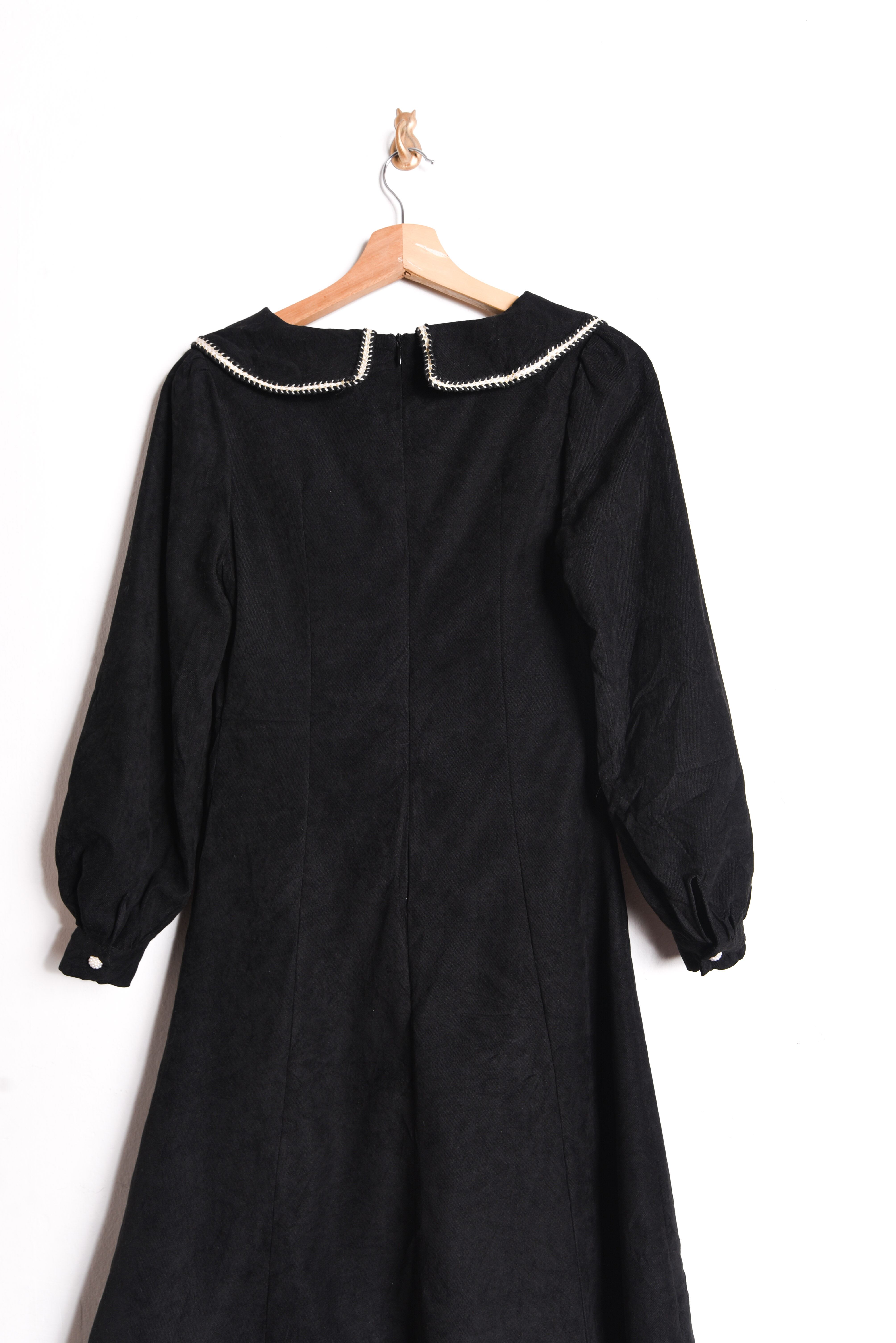 Vestido negro cuellito perlas