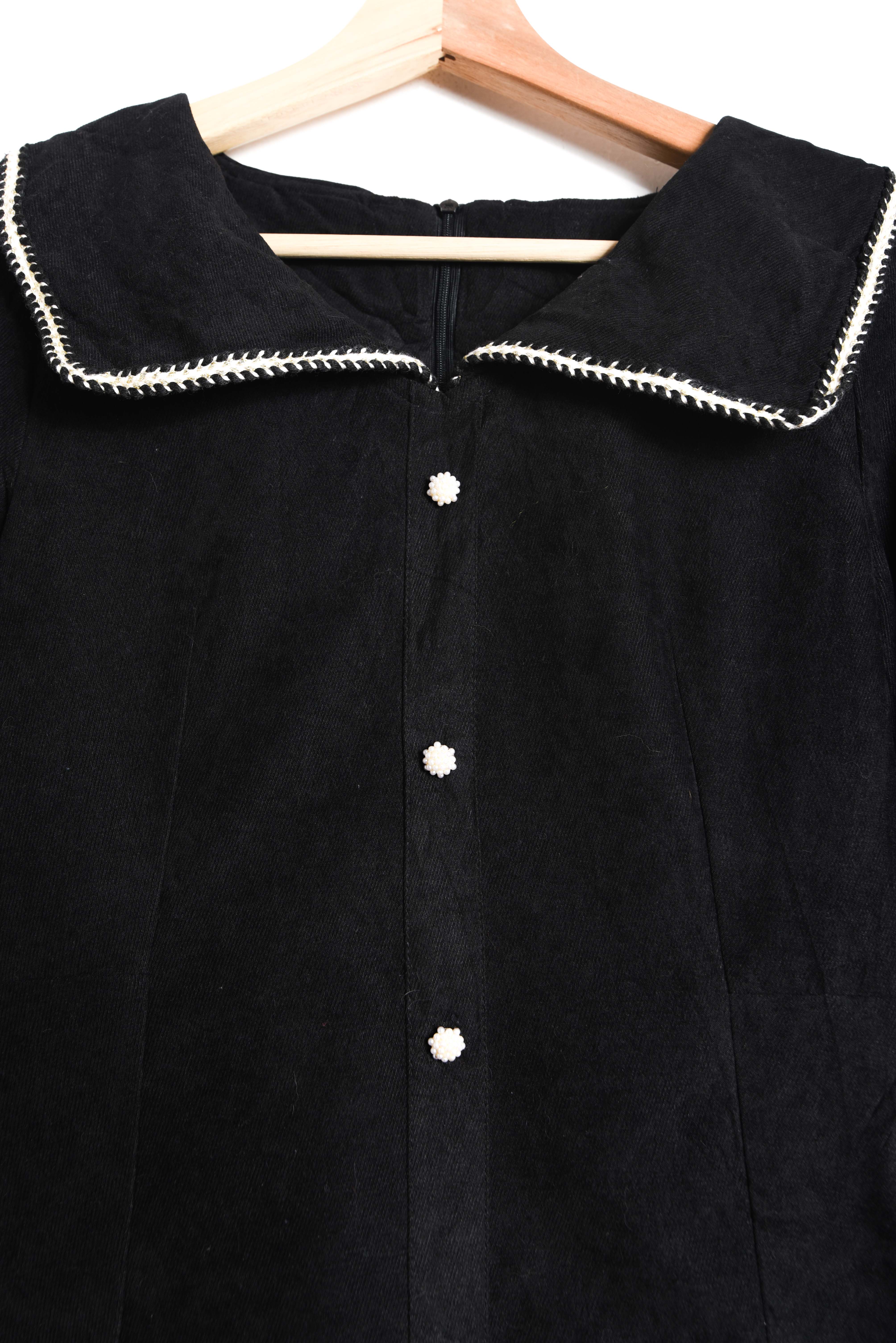 Vestido negro cuellito perlas