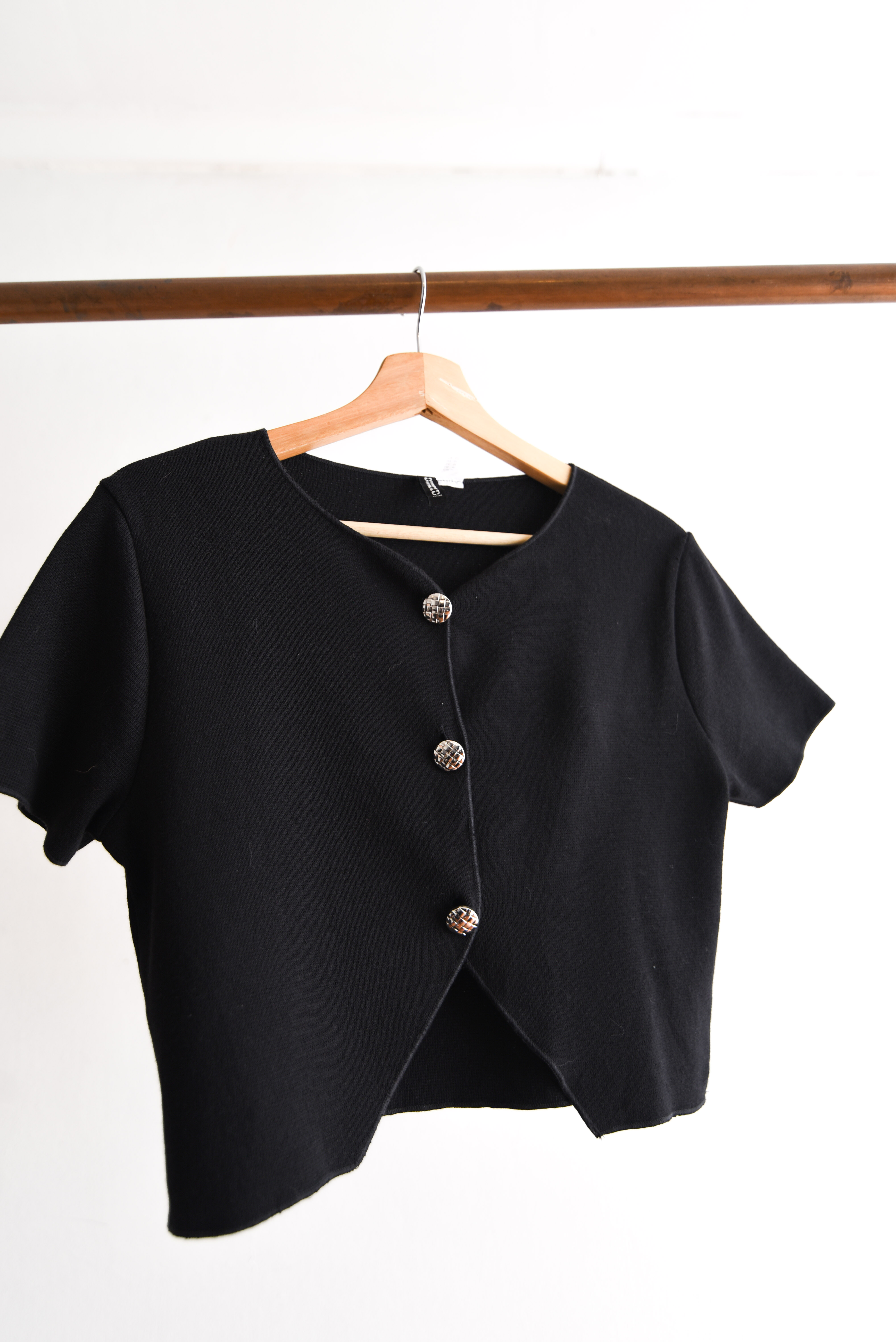 Croptop negro botones