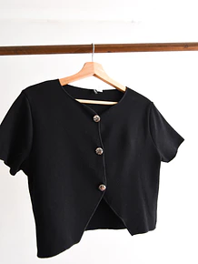 Croptop negro botones