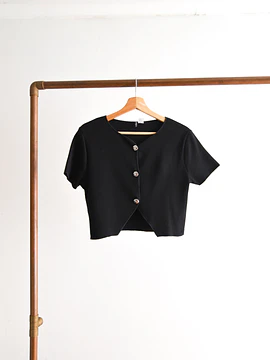 Croptop negro botones
