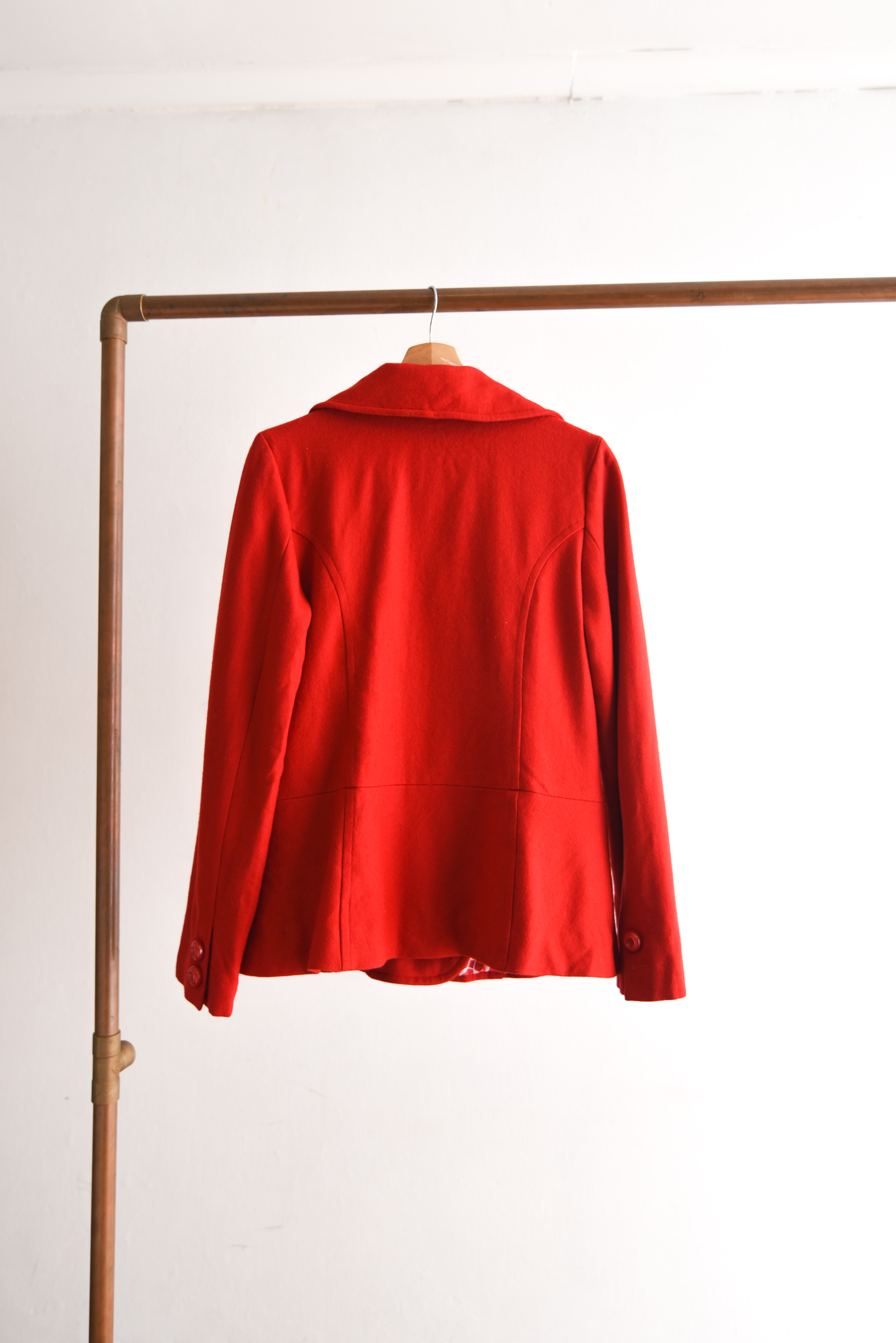 Abrigo rojo lana botones