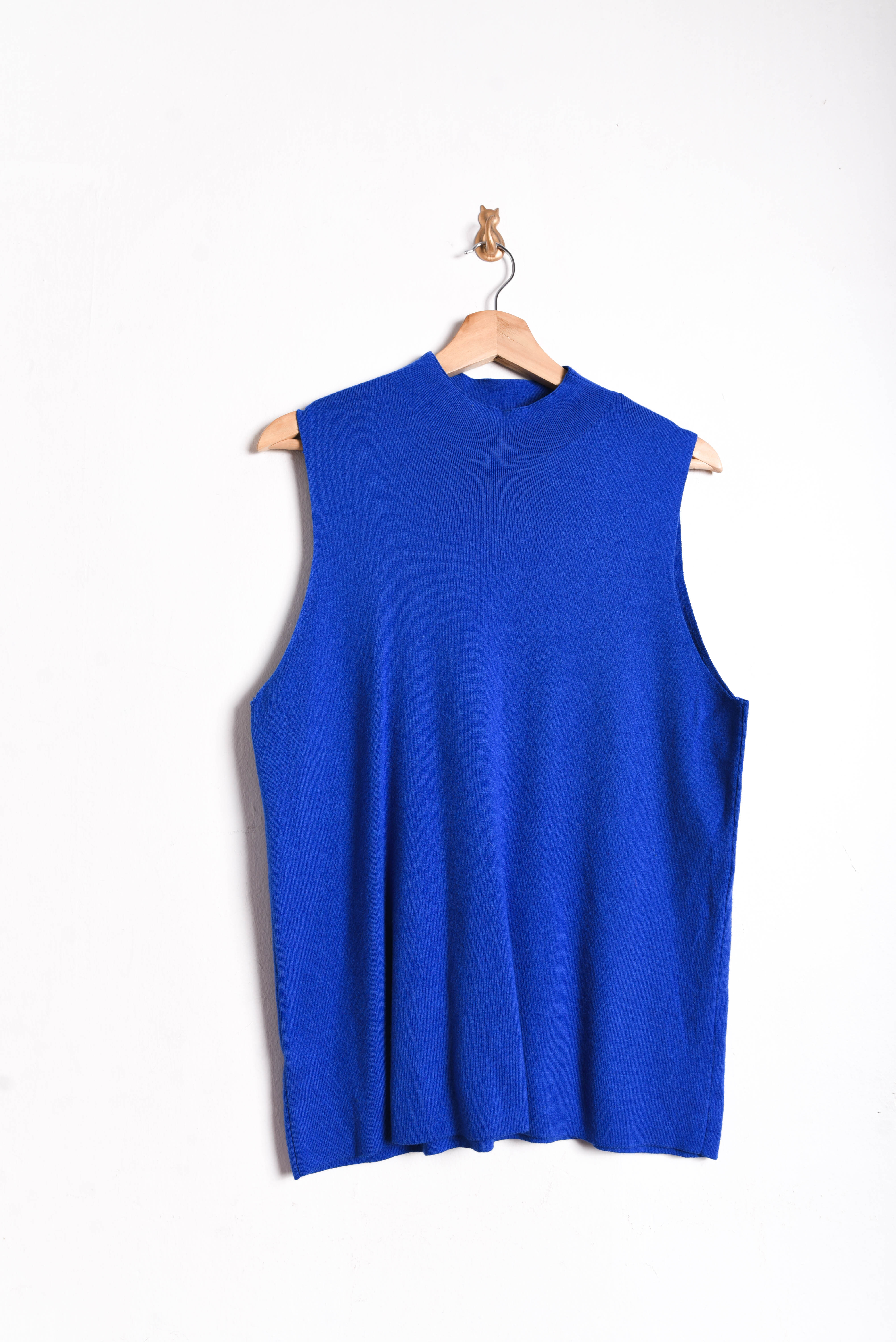 Top azulino cuello alto