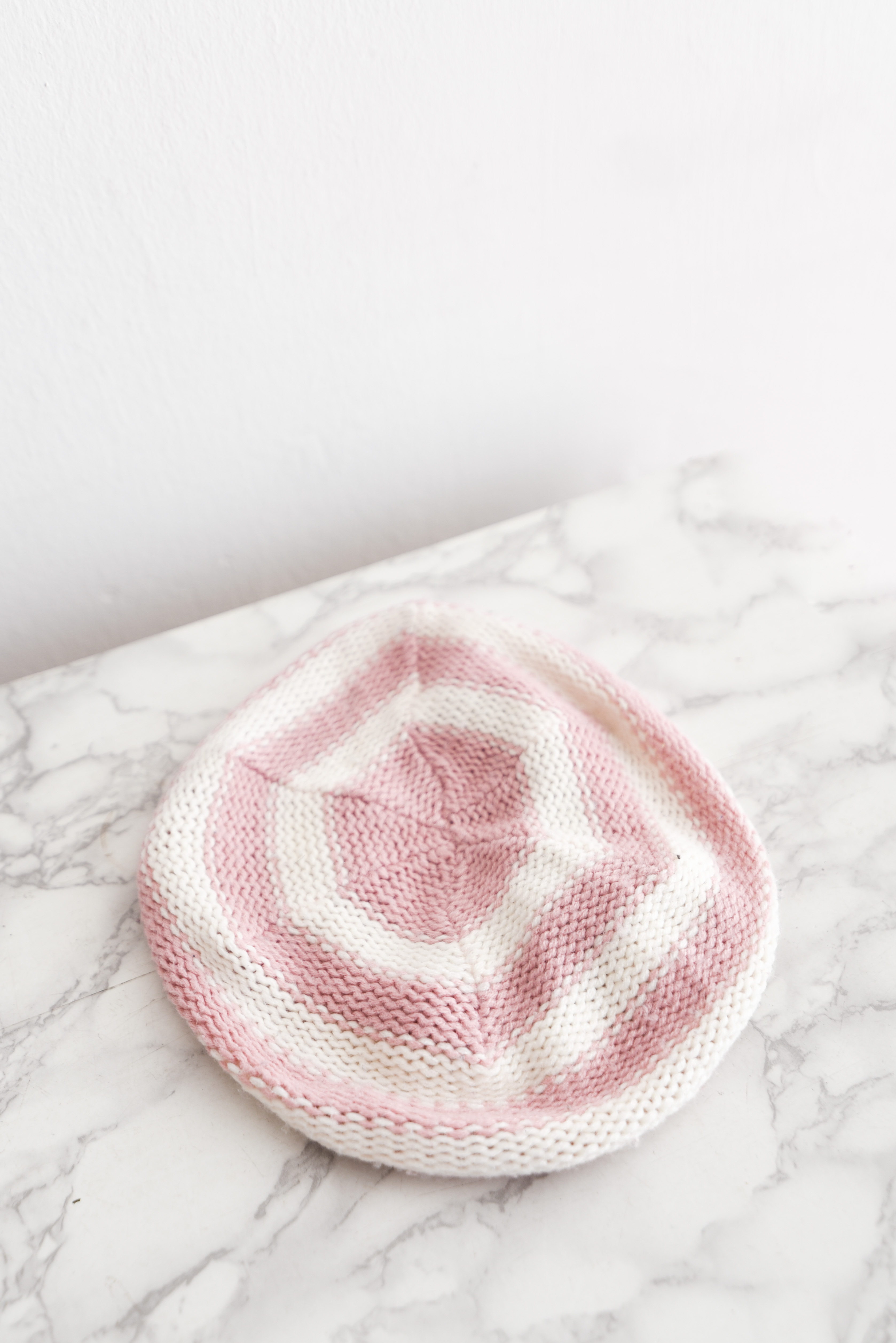 Boina rosa pastel franjas