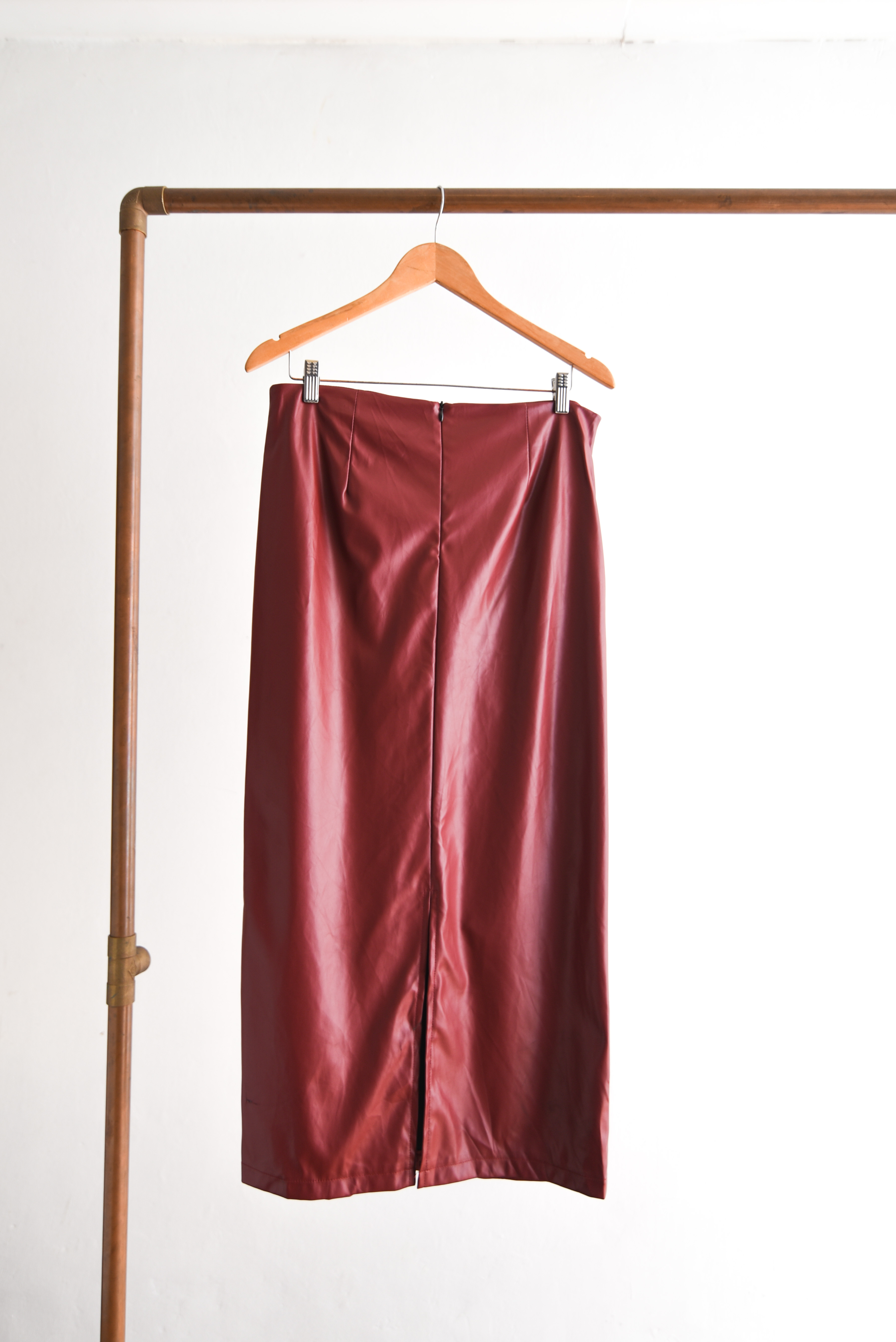 Maxi falda eco cuero burdeo