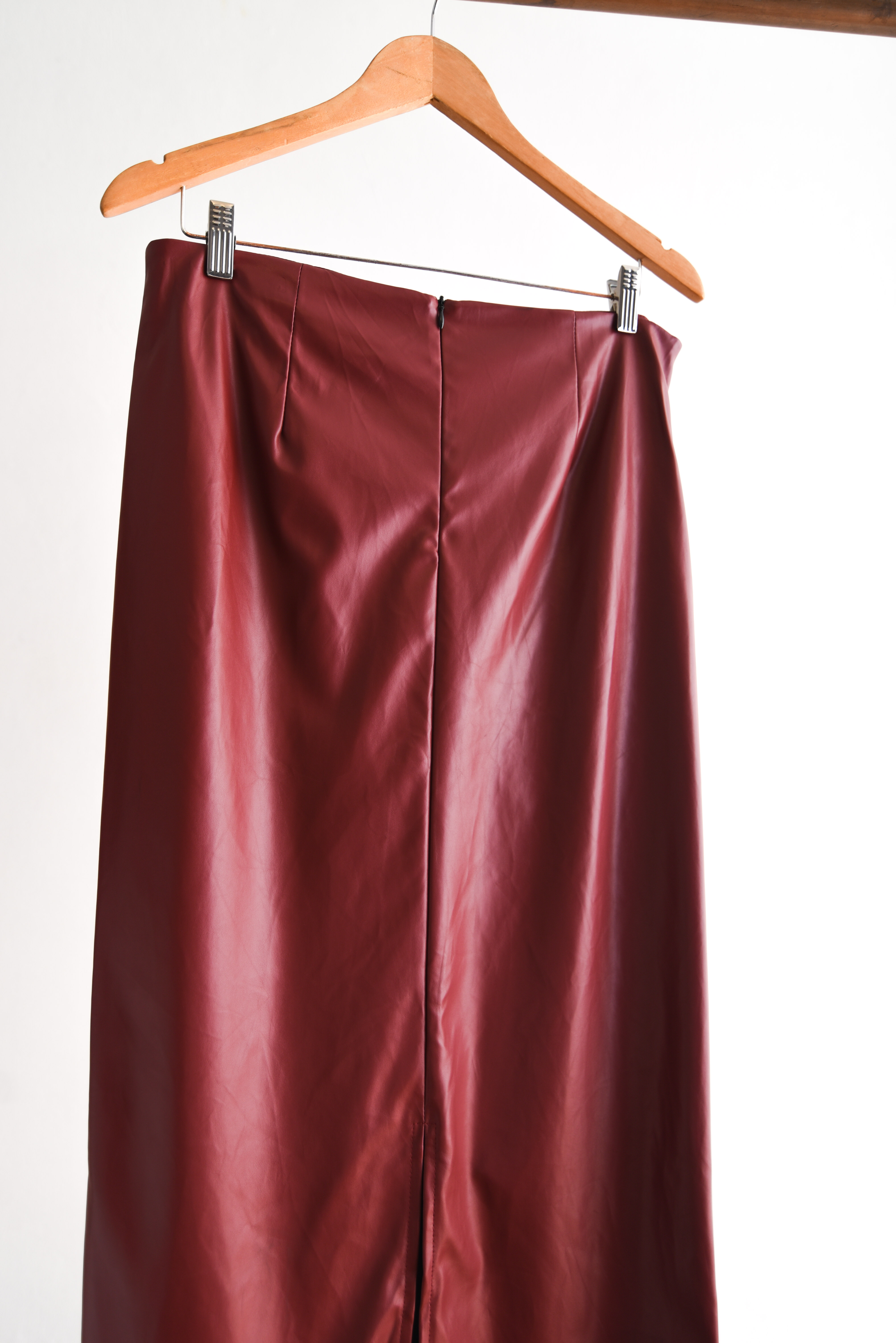 Maxi falda eco cuero burdeo