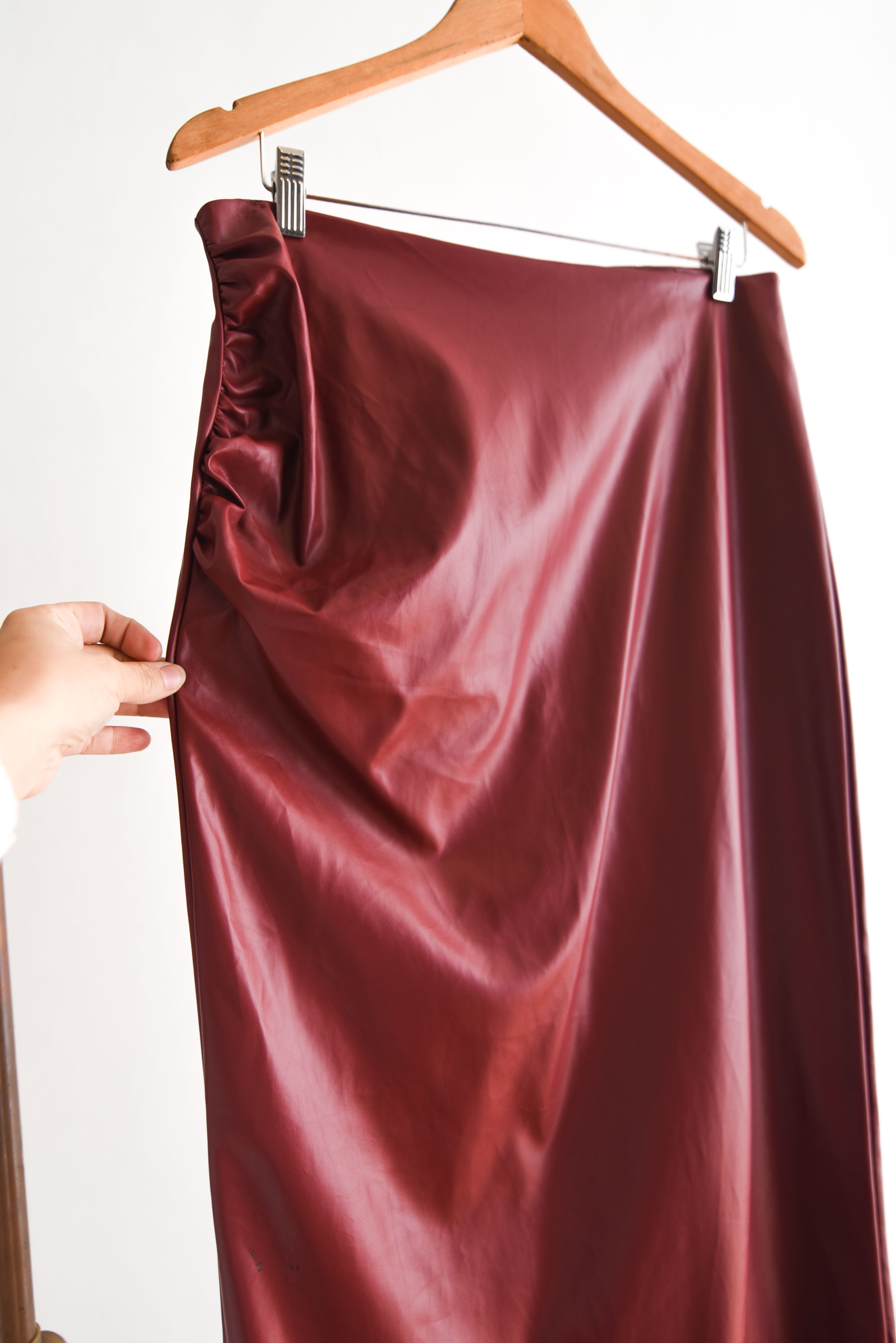 Maxi falda eco cuero burdeo