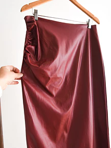 Maxi falda eco cuero burdeo