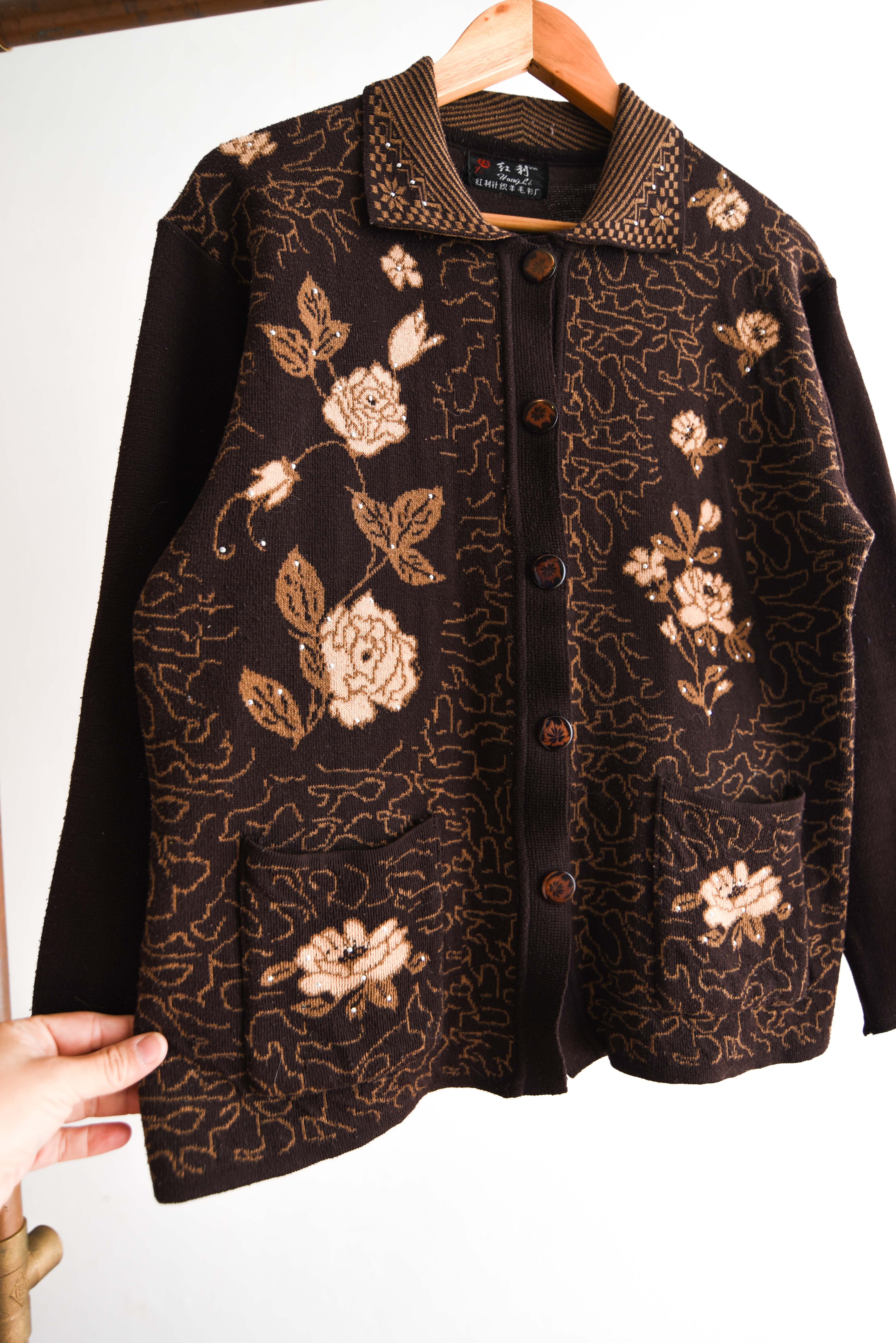 Cardigan café diseño otoñal vintage