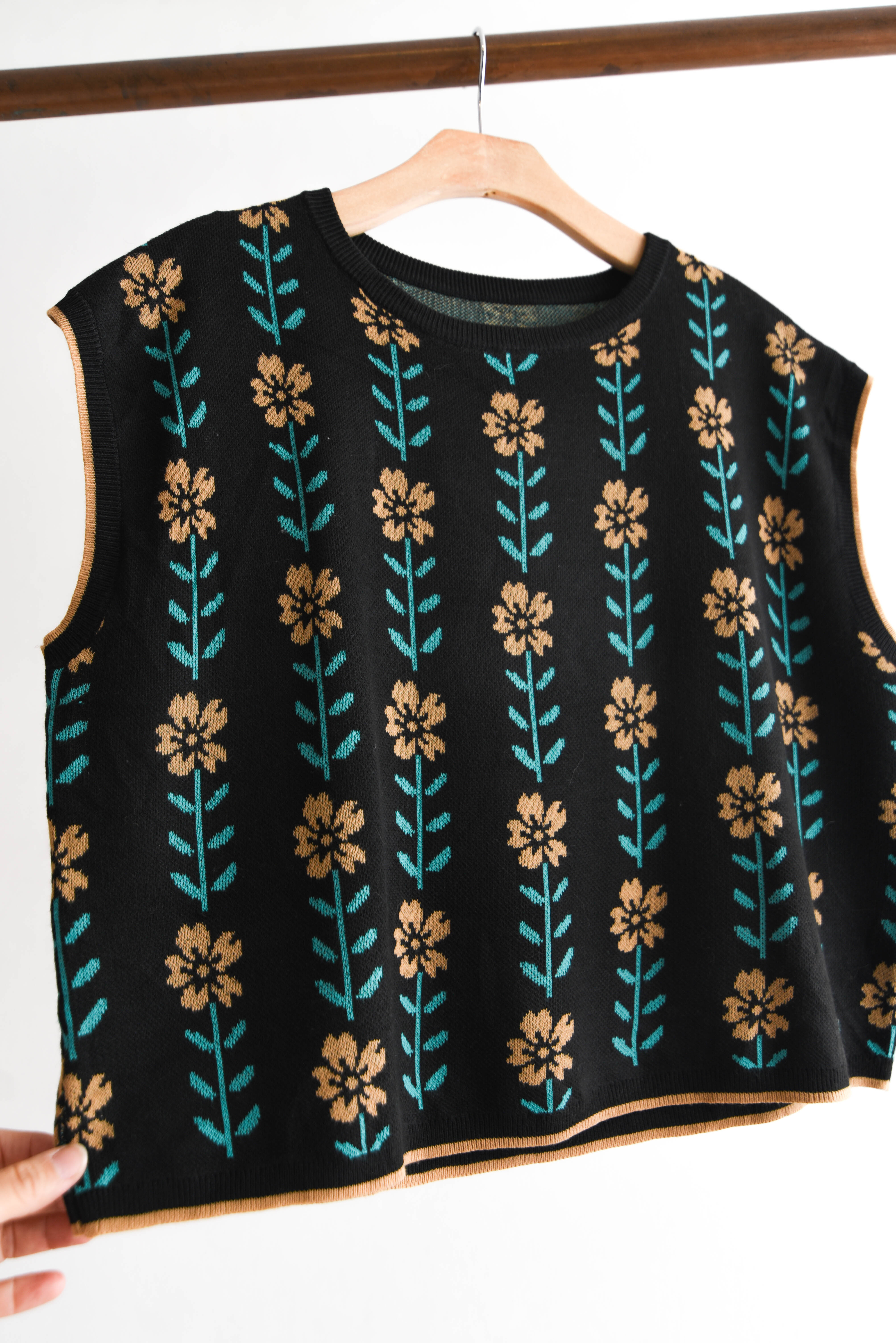 Sweater vest café florecitas
