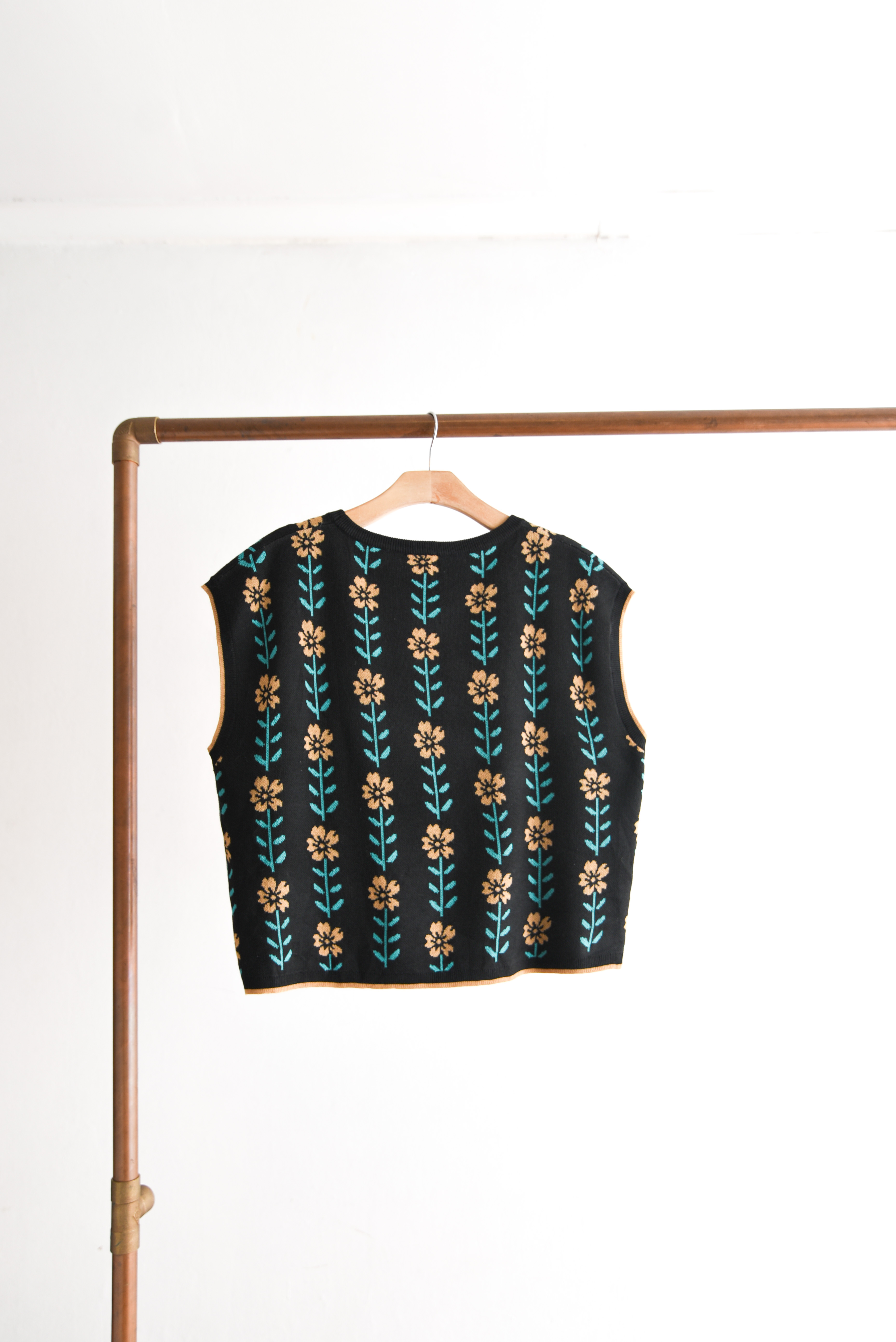Sweater vest café florecitas
