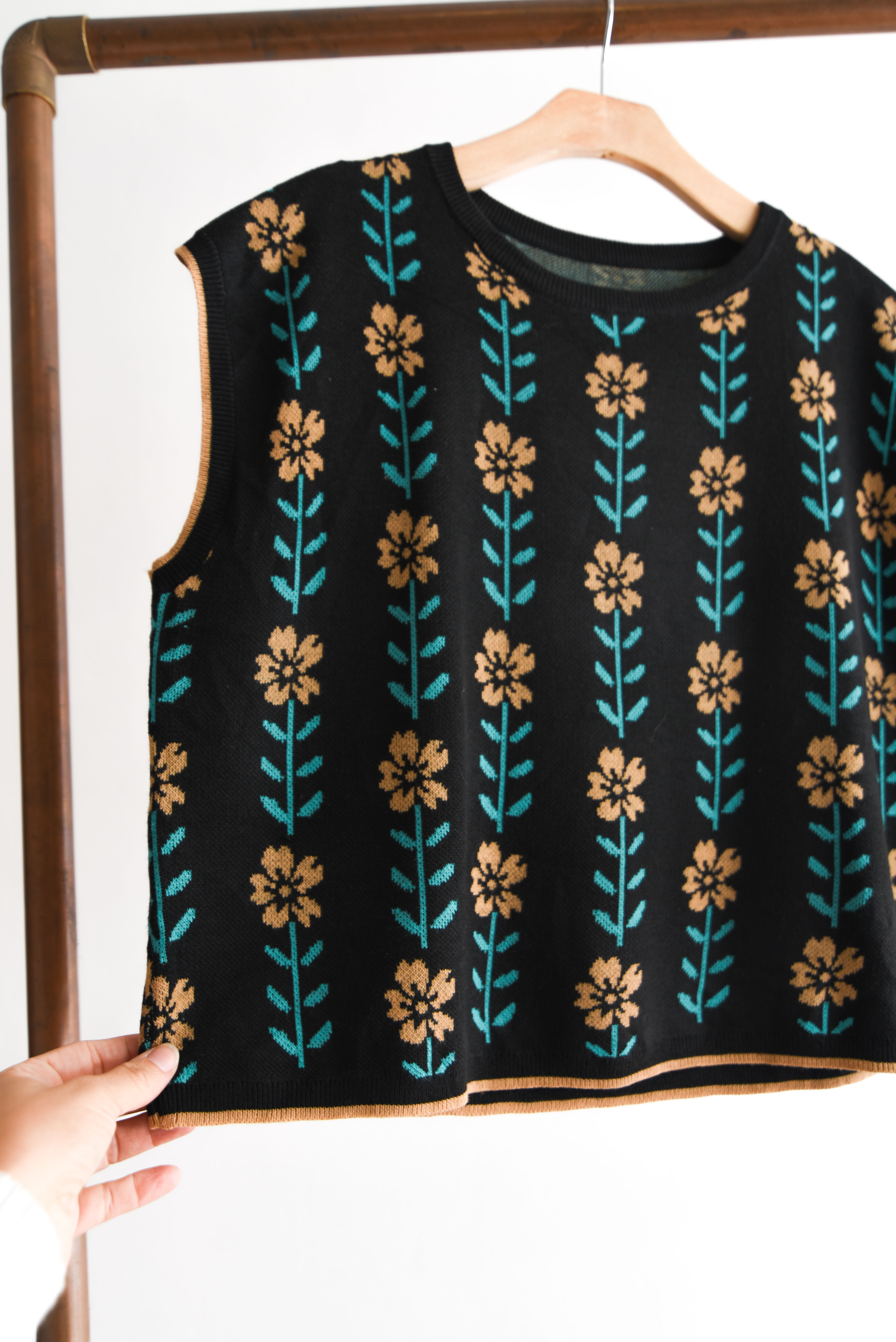 Sweater vest café florecitas