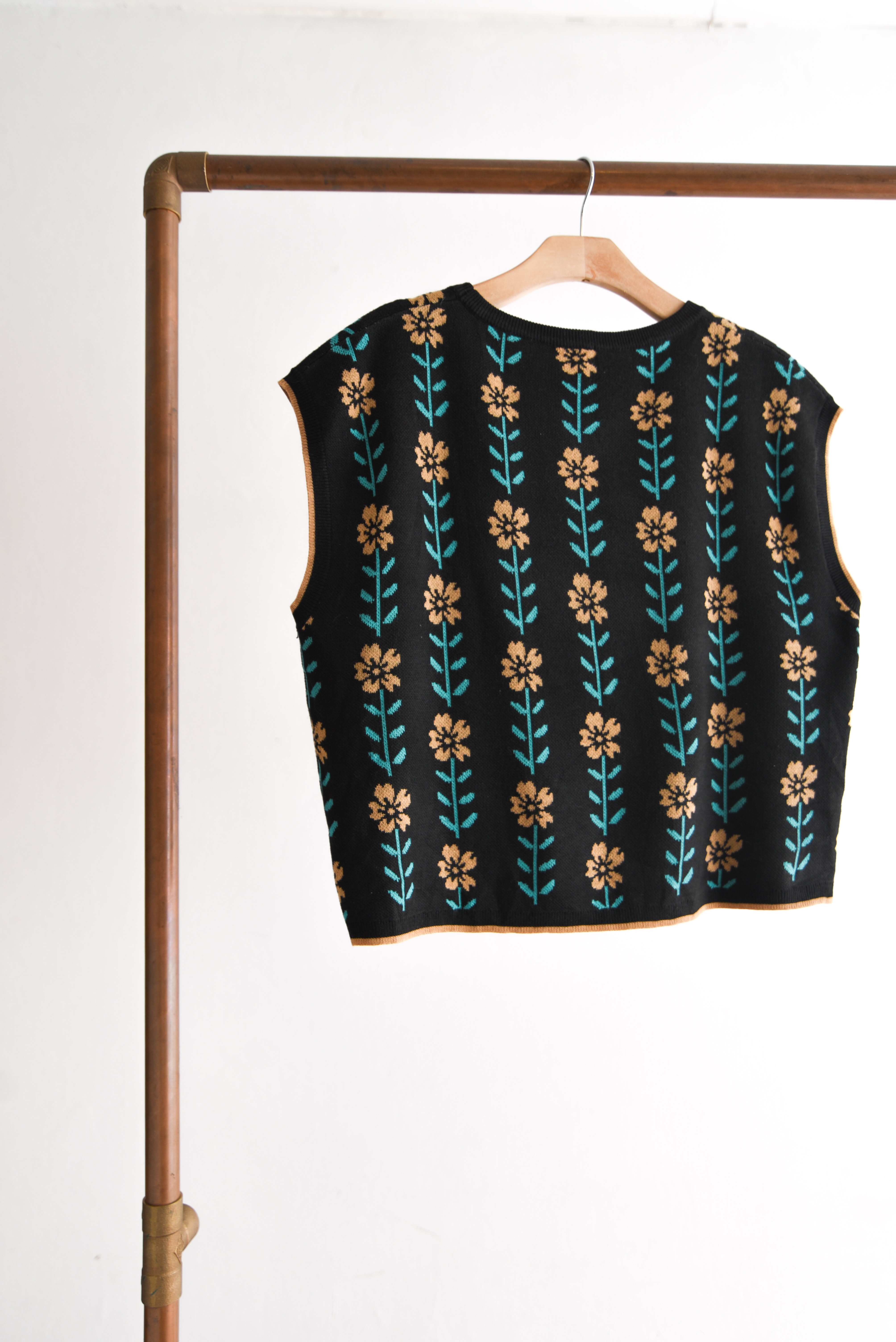 Sweater vest café florecitas