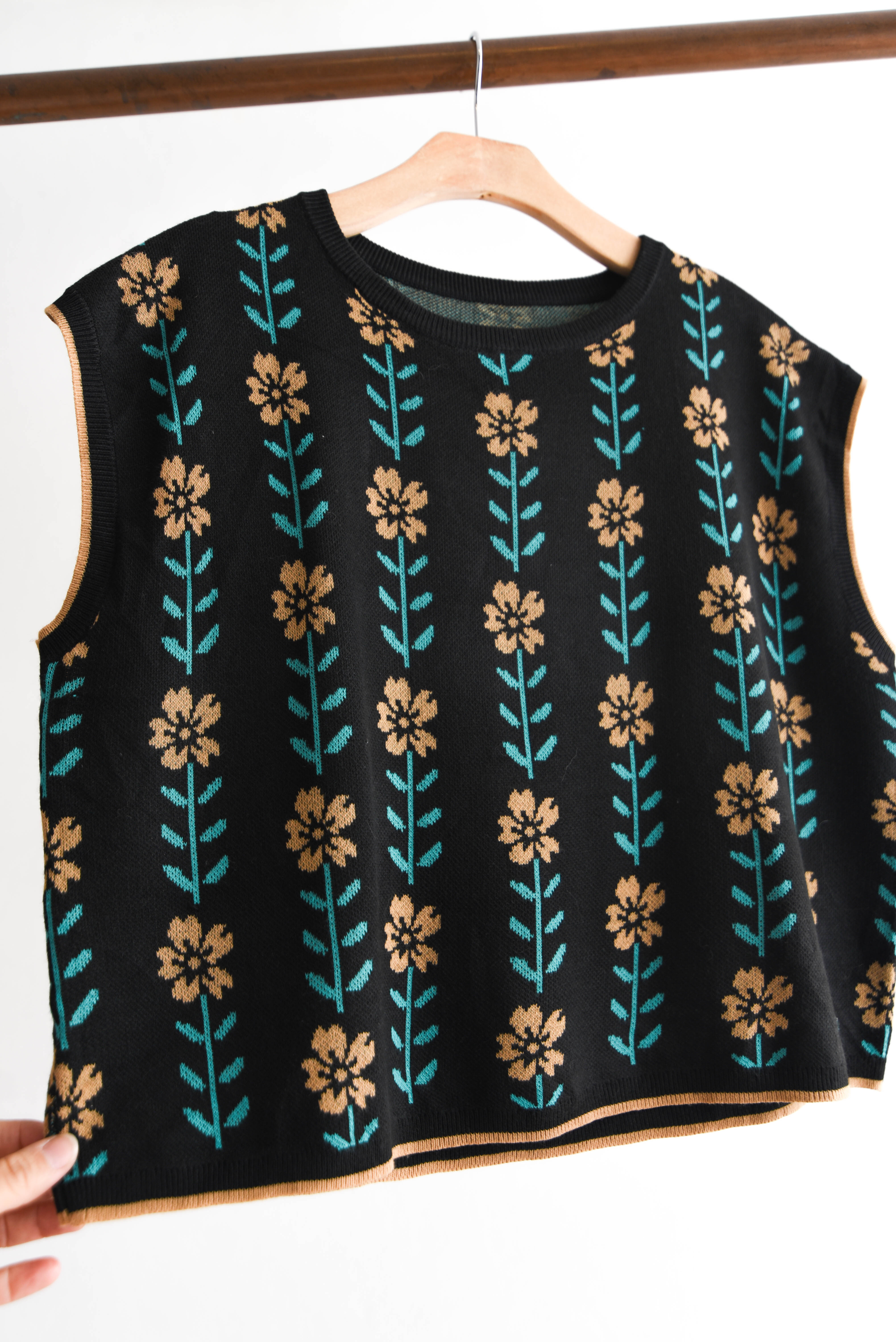 Sweater vest café florecitas