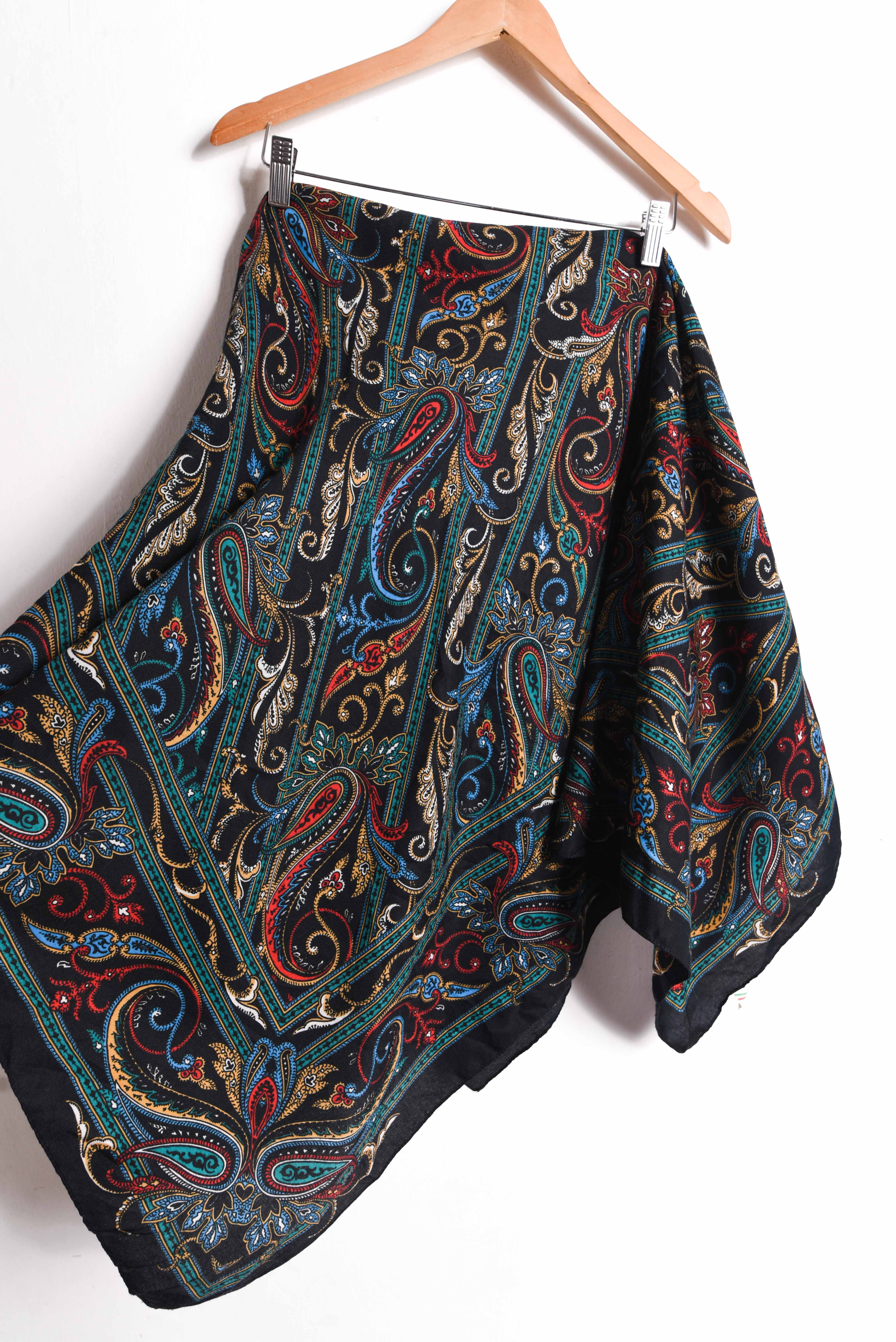Maxi pañuelo negro paisley