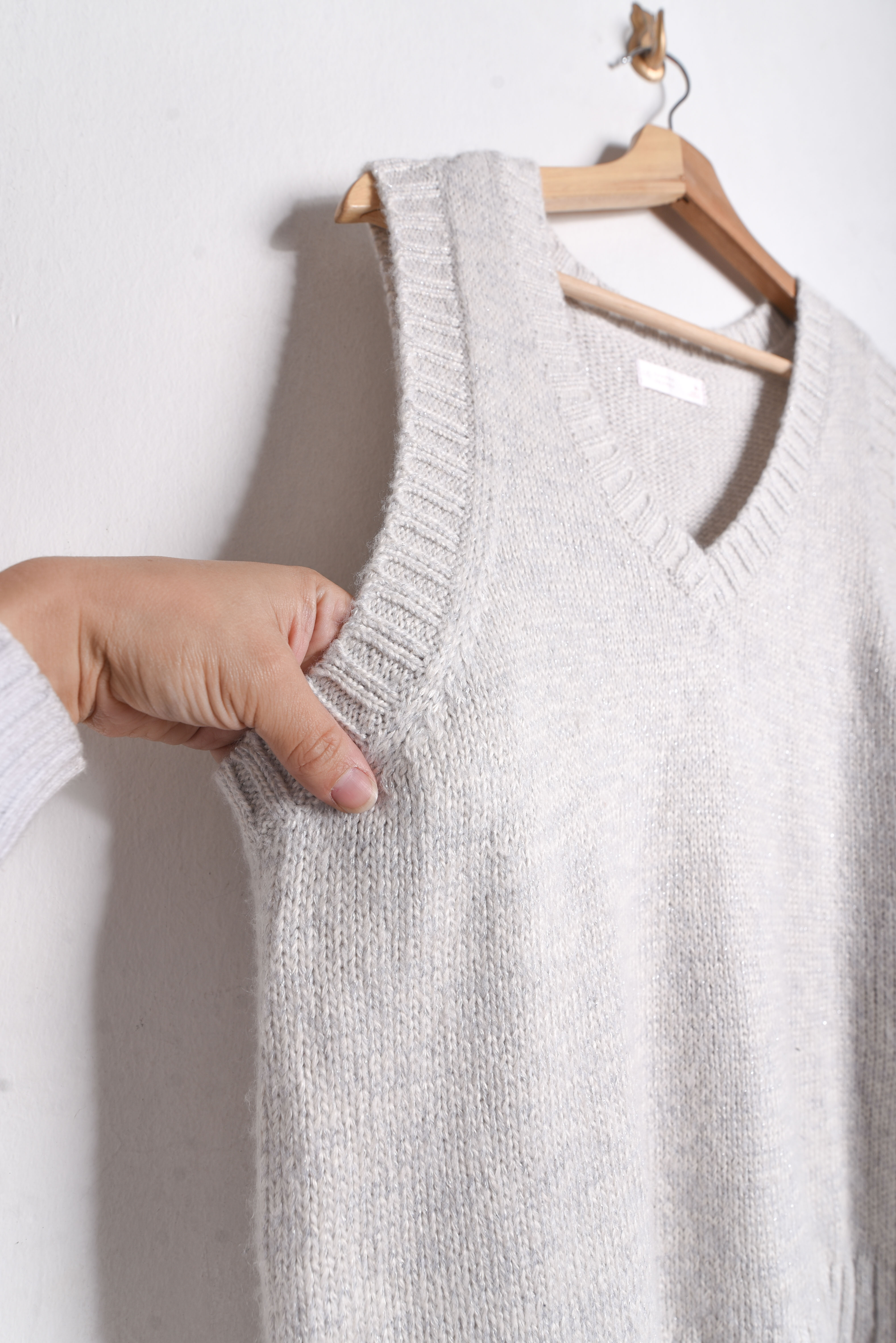 Sweater vest gris perla brillos