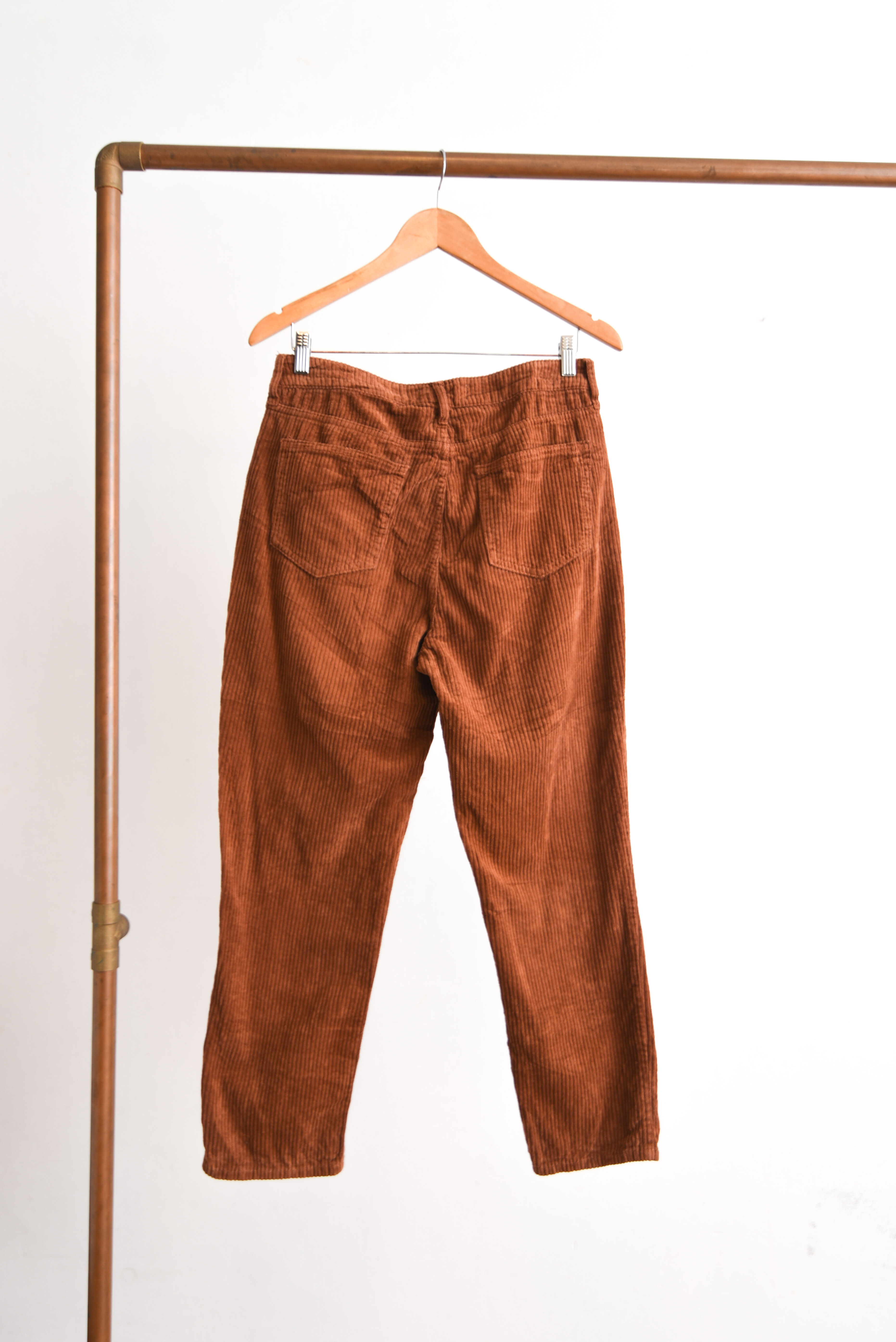 Pantalón tiro alto cotelé camel