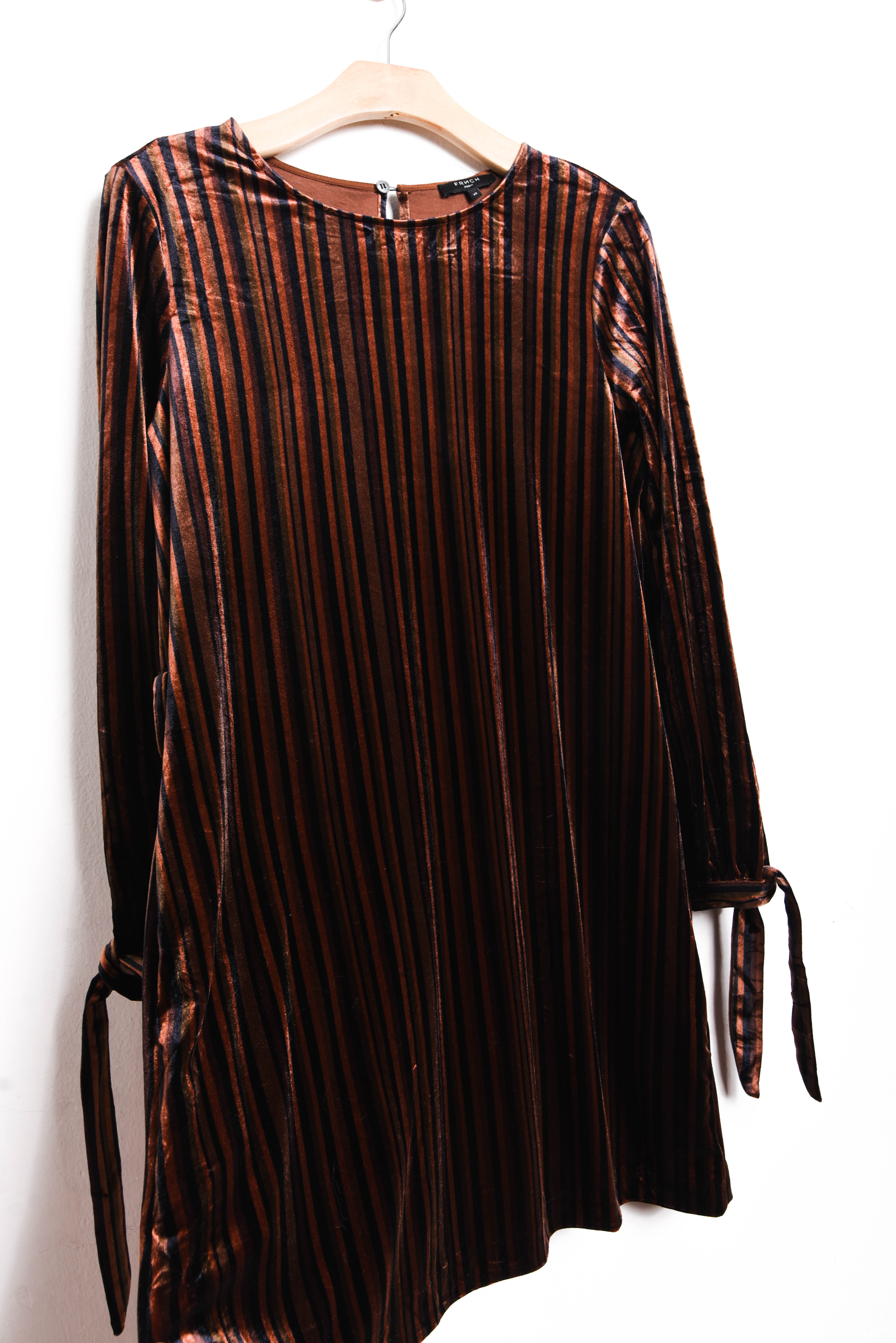 Vestido velvet rayado lazitos