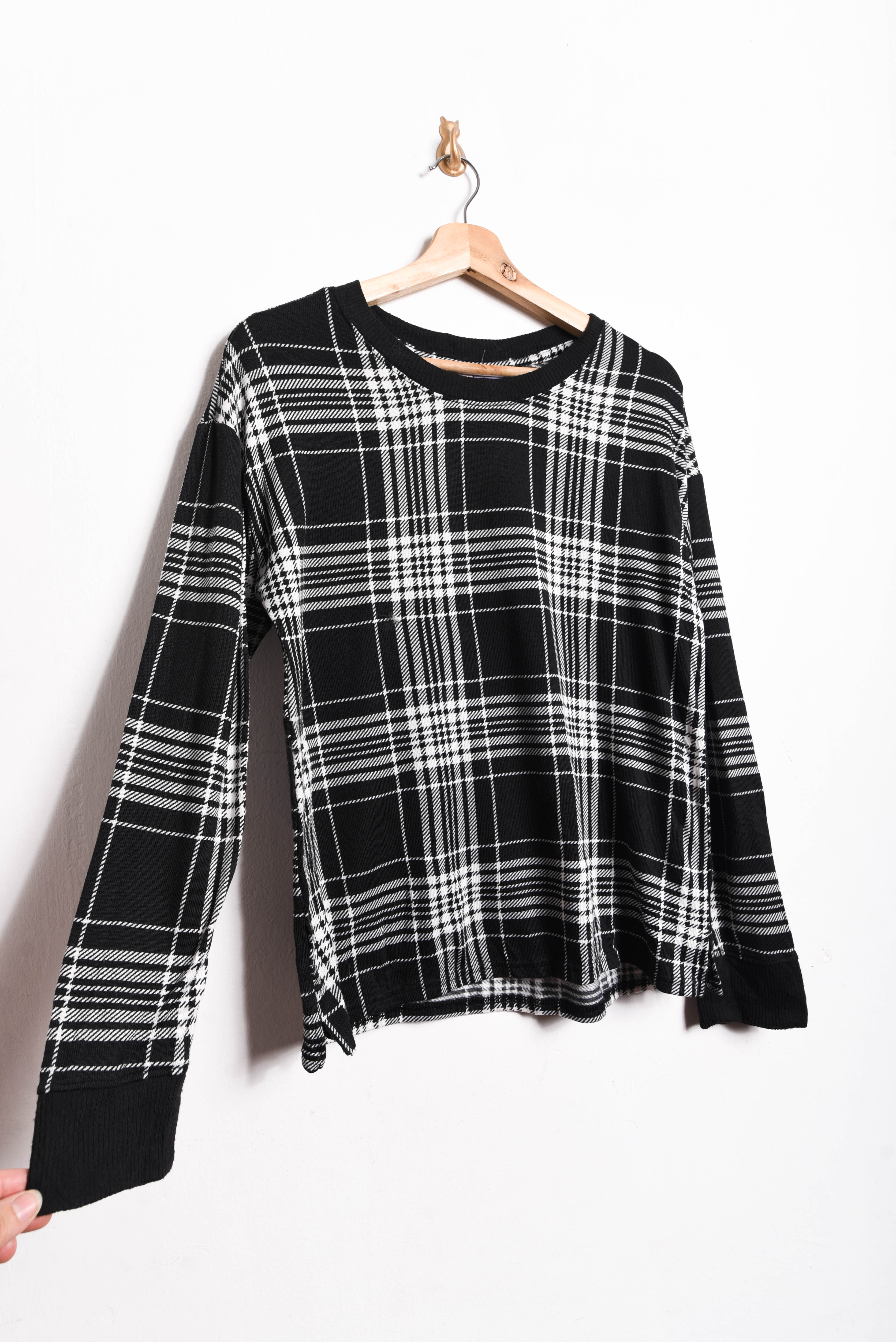 Polera negra tartán
