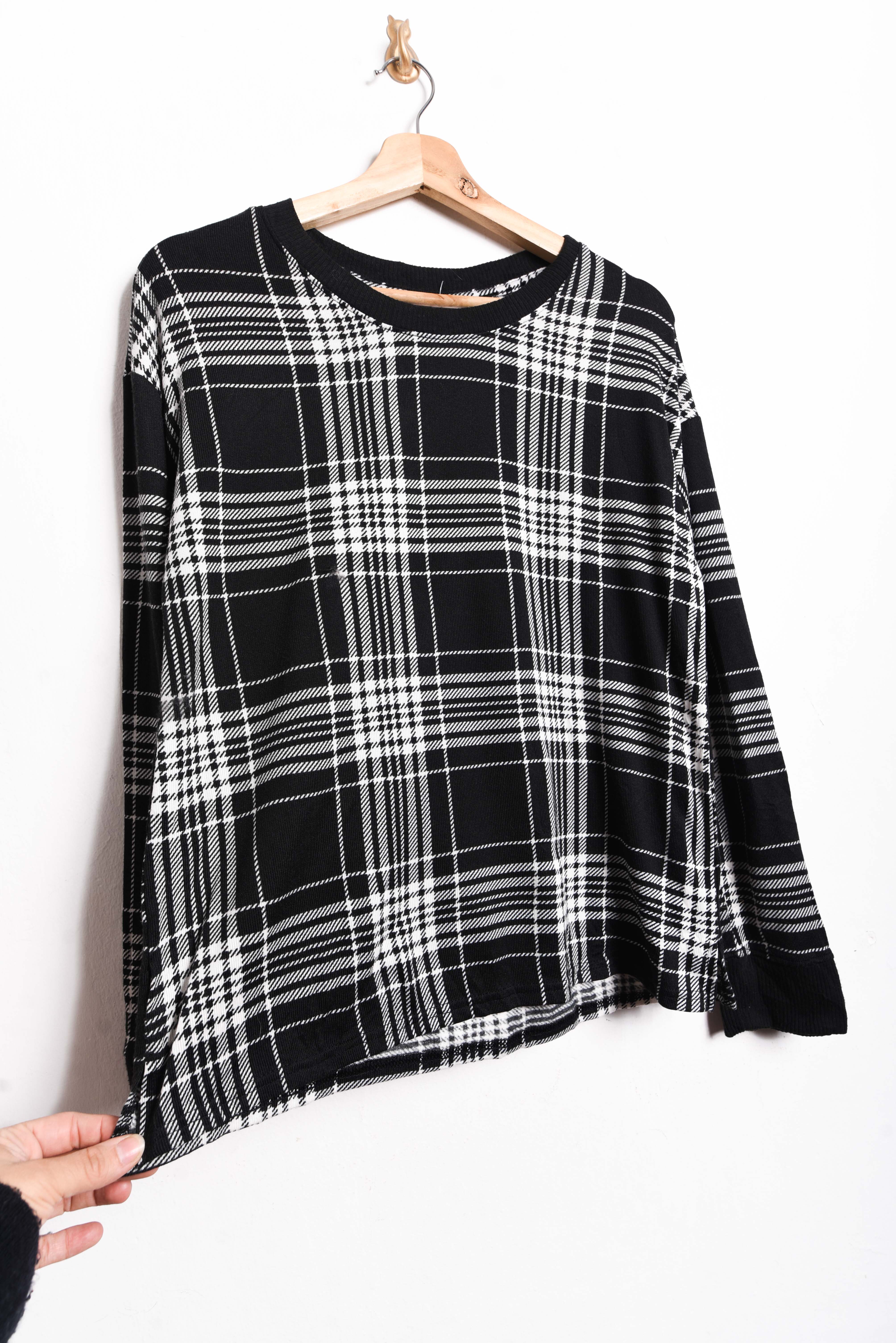 Polera negra tartán