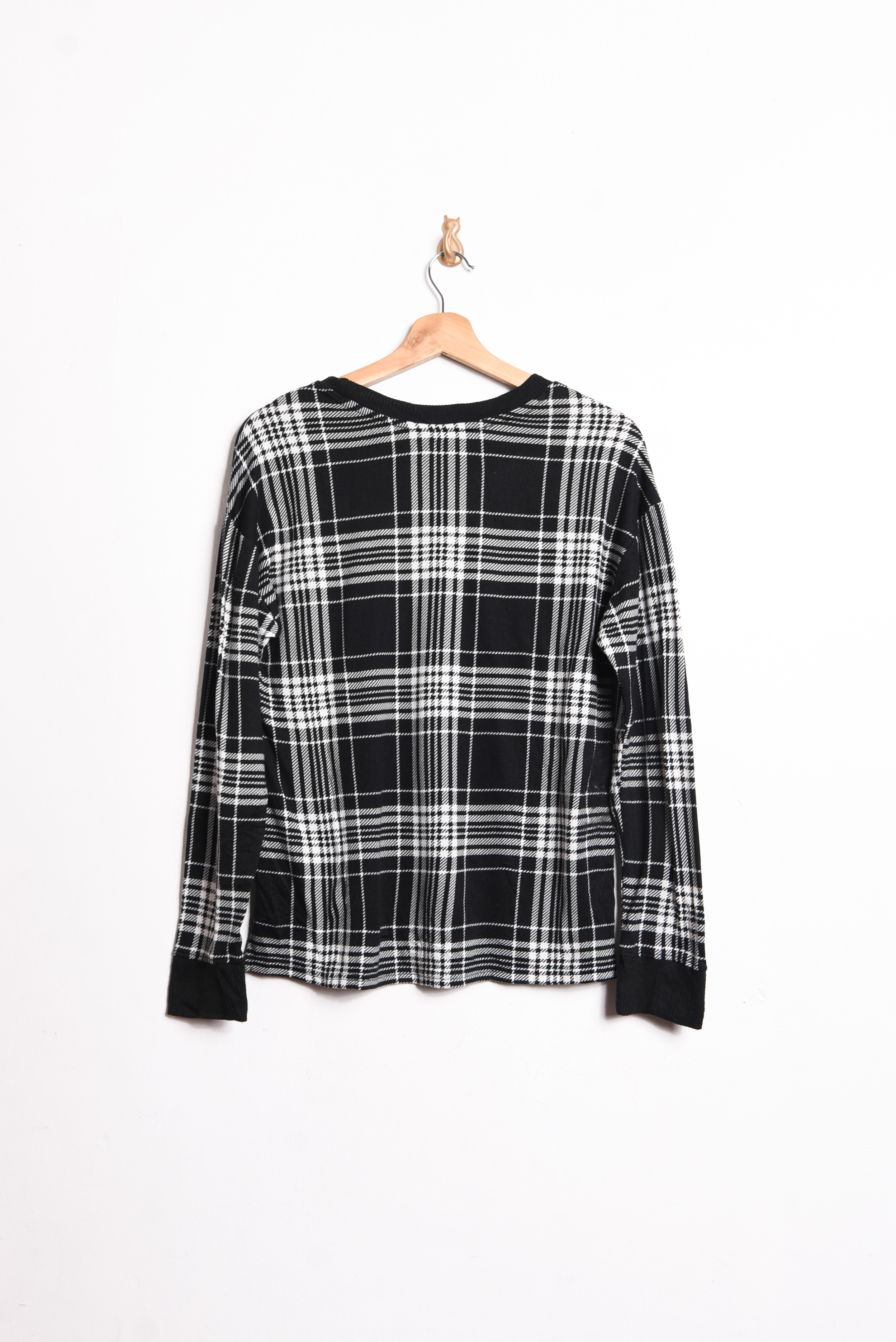 Polera negra tartán