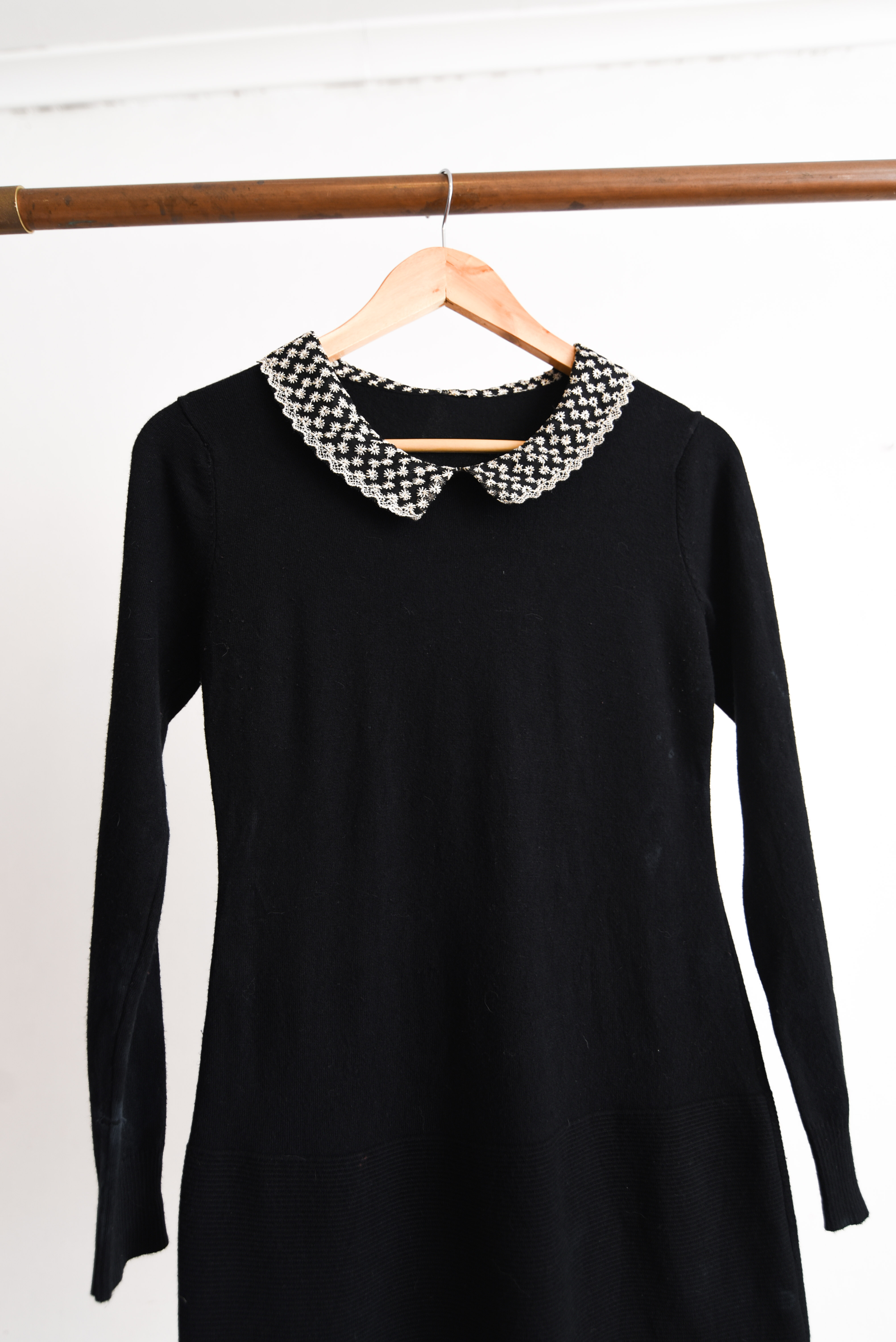 Vestido negro de punto cuellito