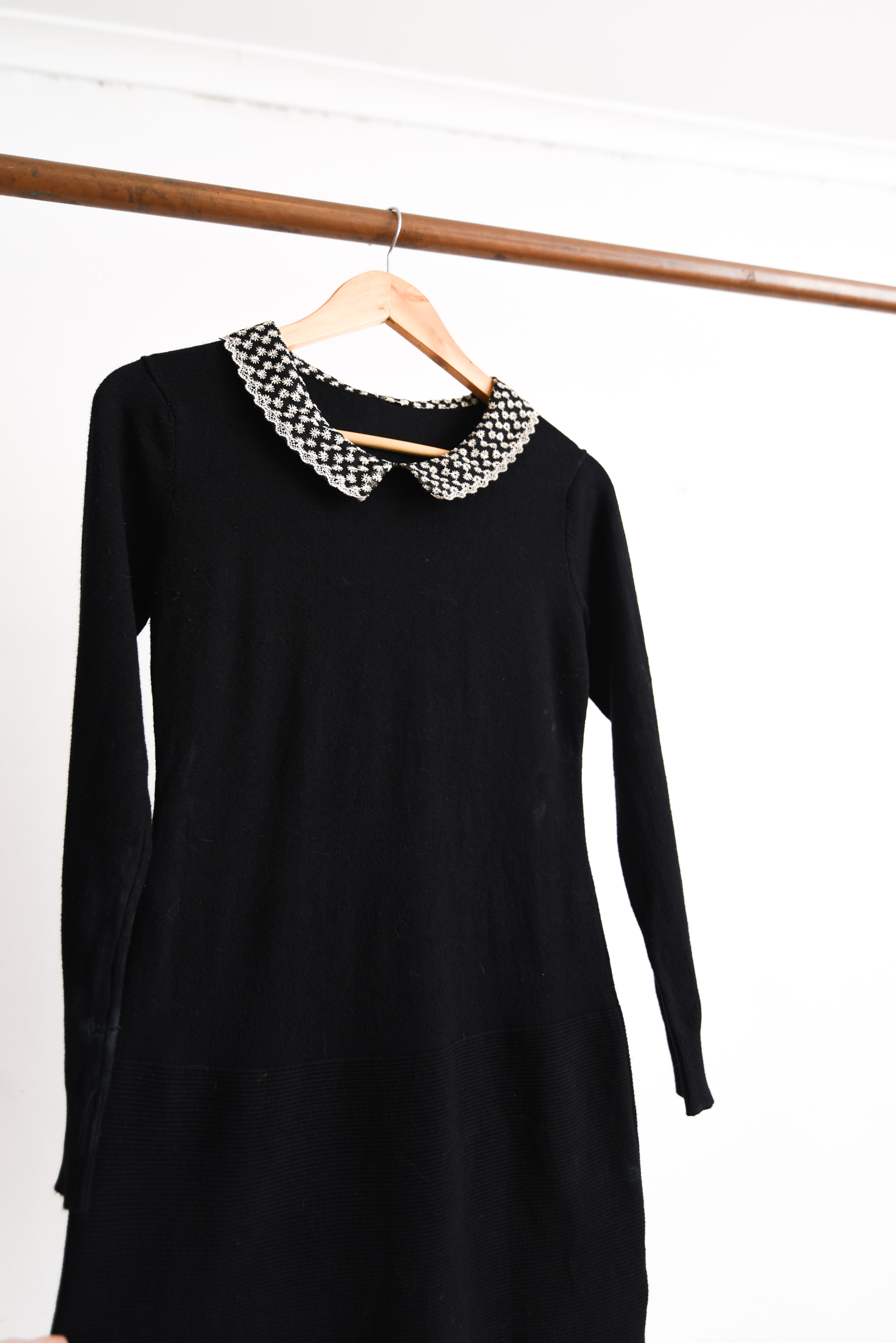 Vestido negro de punto cuellito