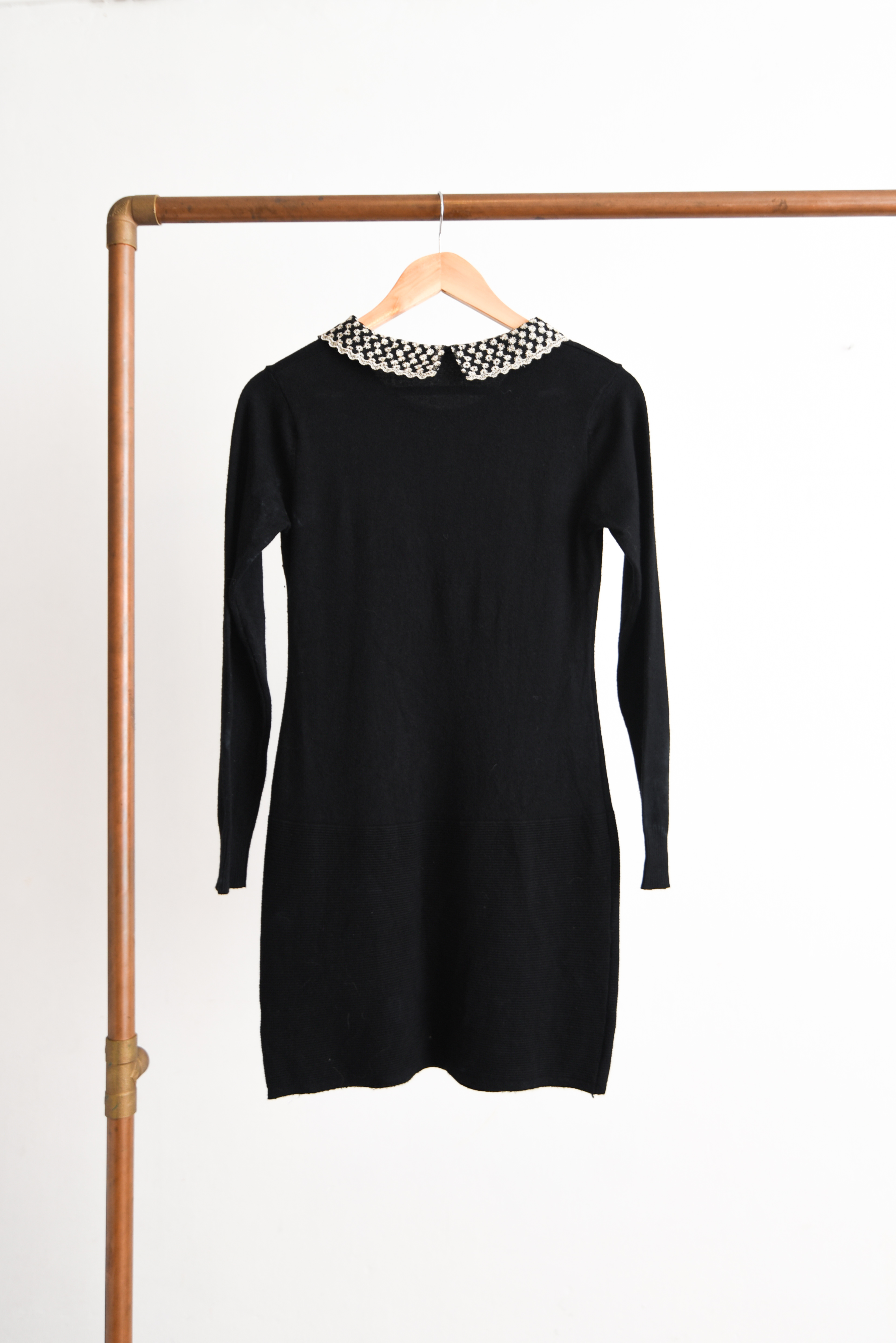 Vestido negro de punto cuellito