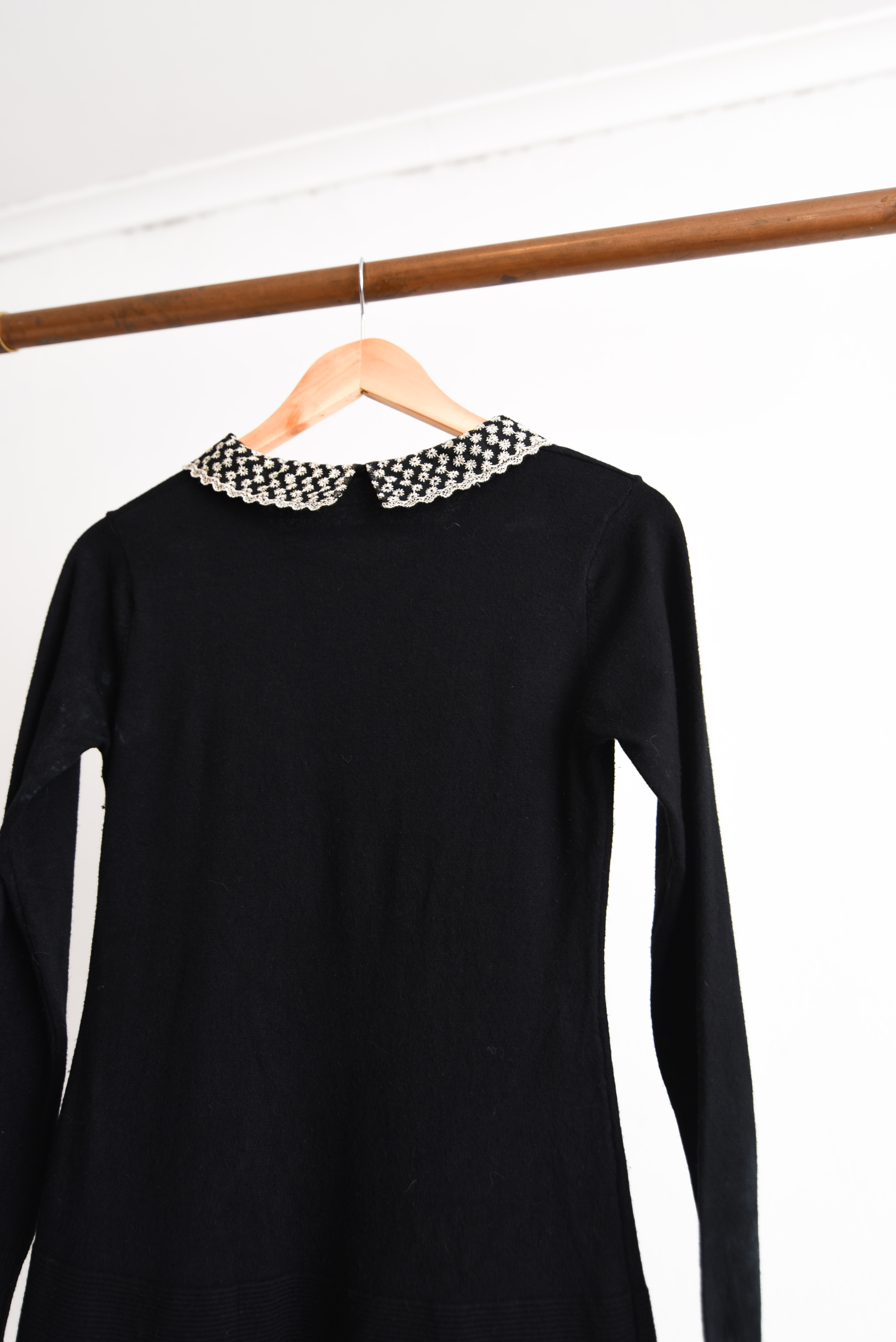Vestido negro de punto cuellito