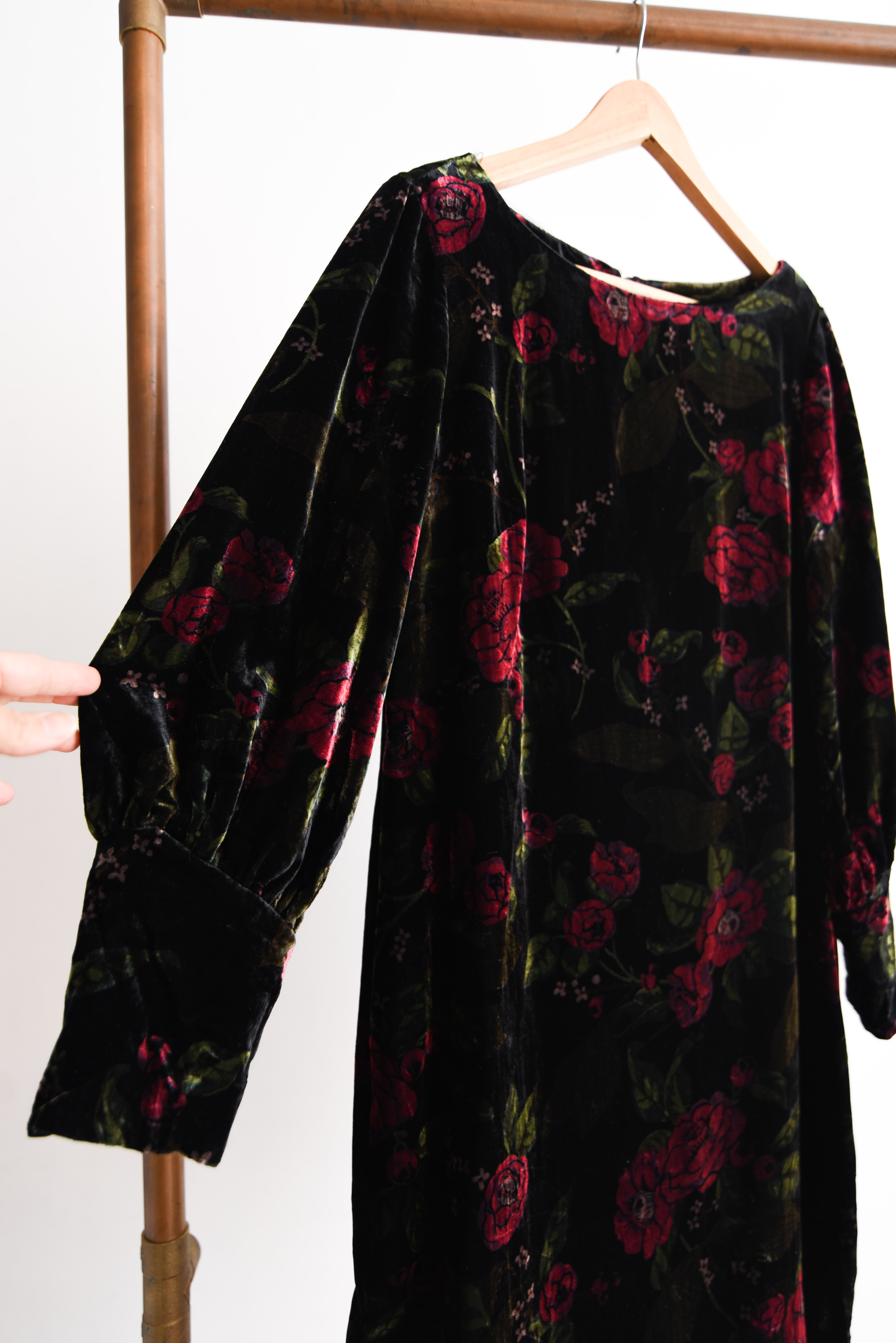 Vestido black velvet floral globo