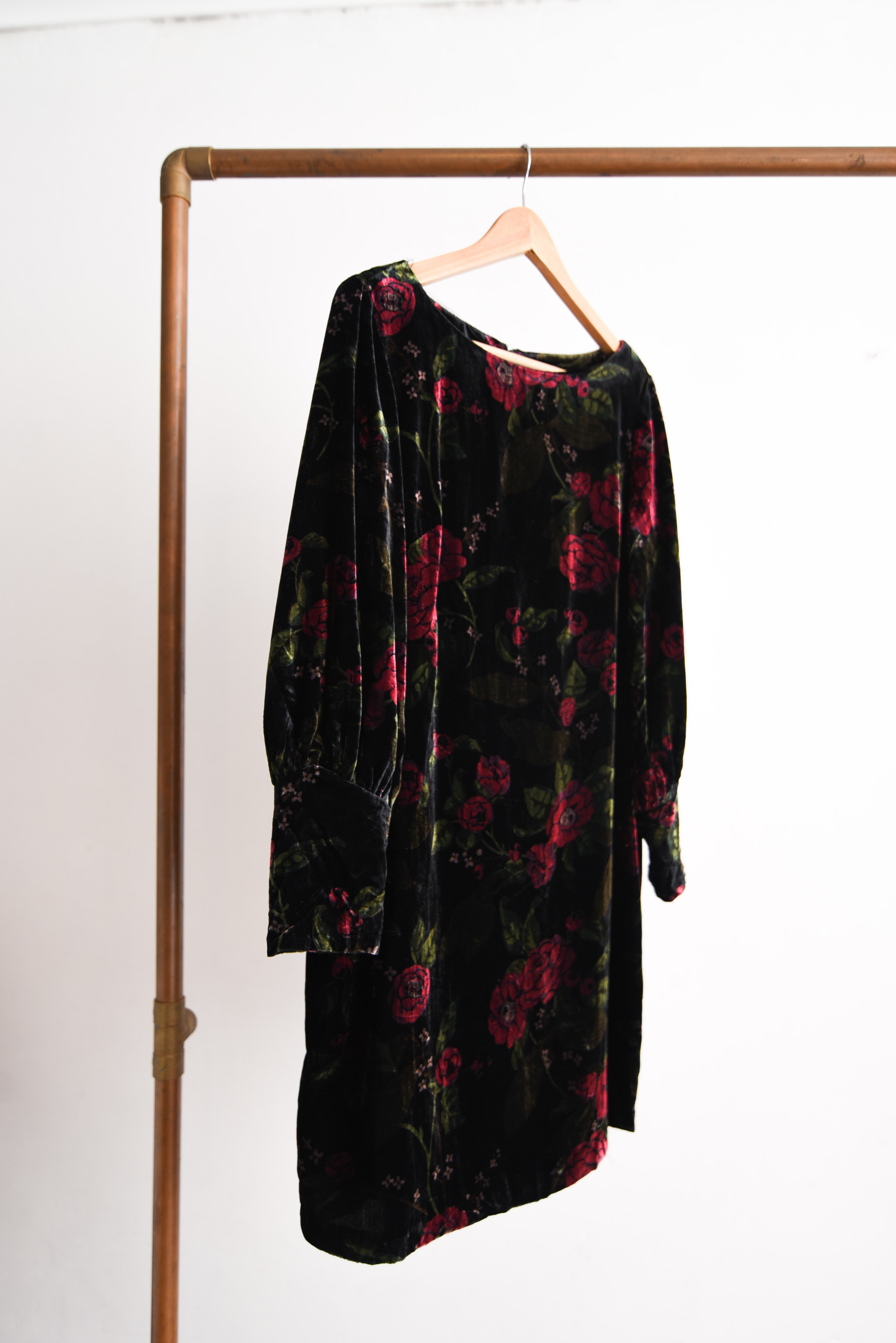 Vestido black velvet floral globo
