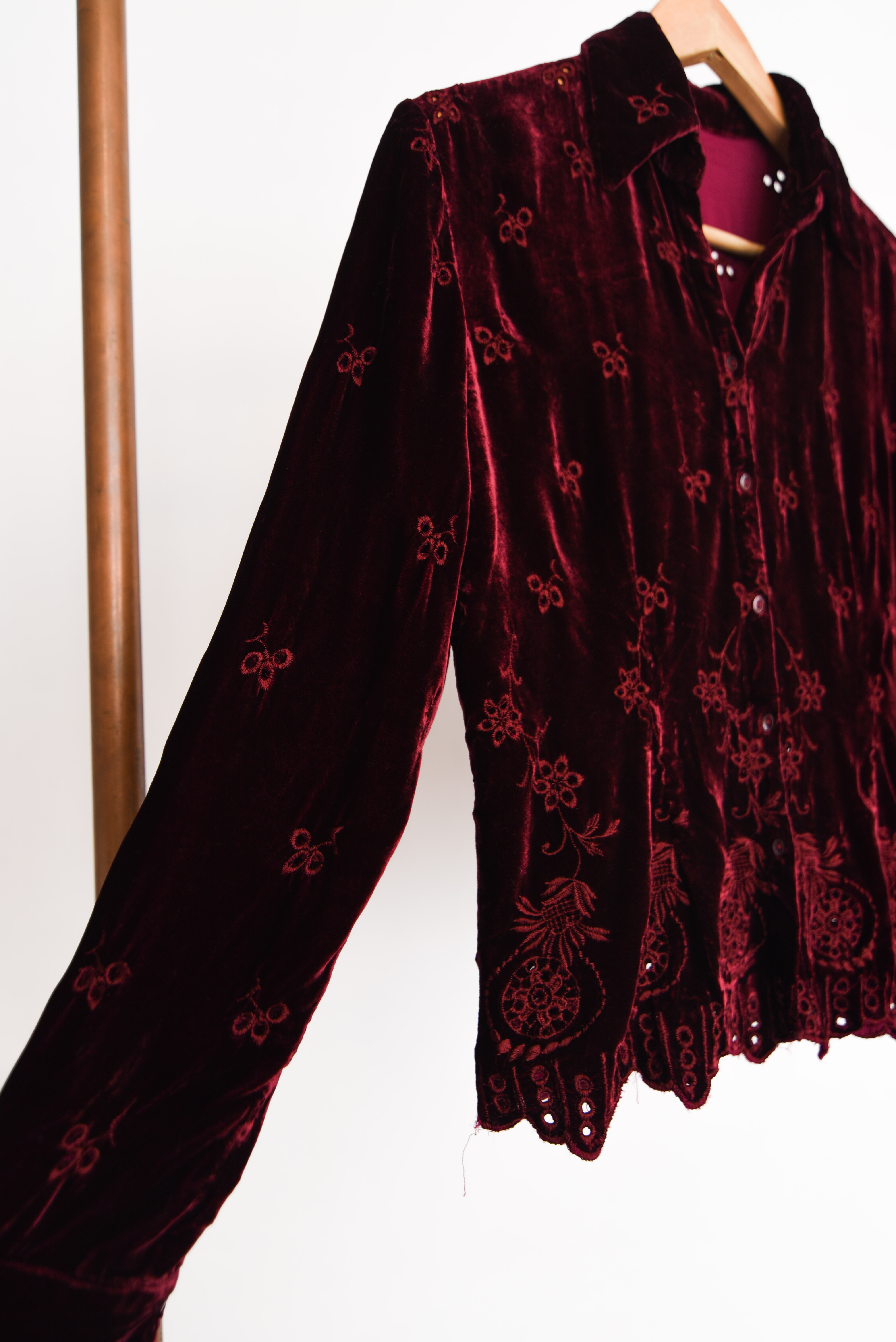 Blusa burdeo velvet bordada