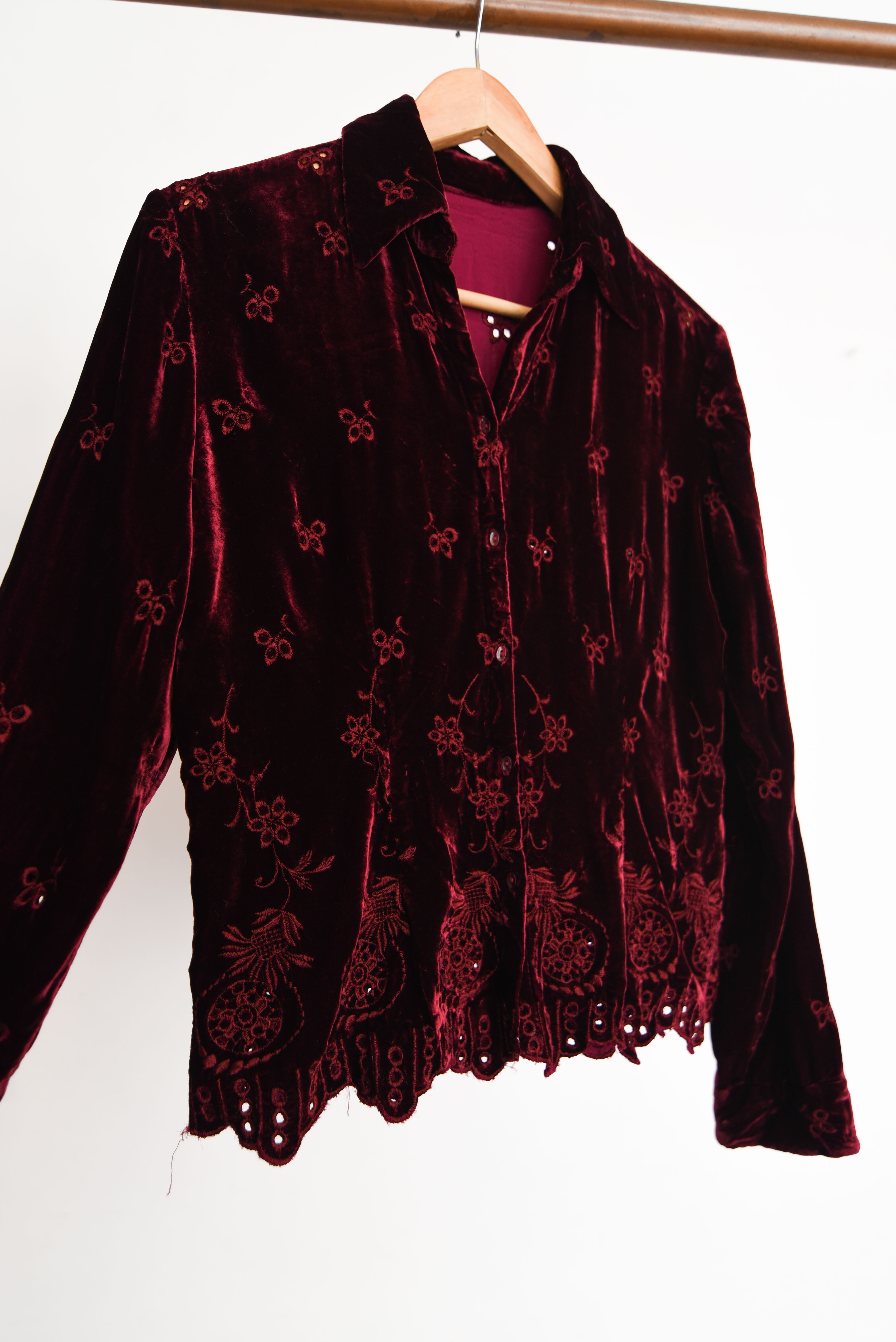 Blusa burdeo velvet bordada