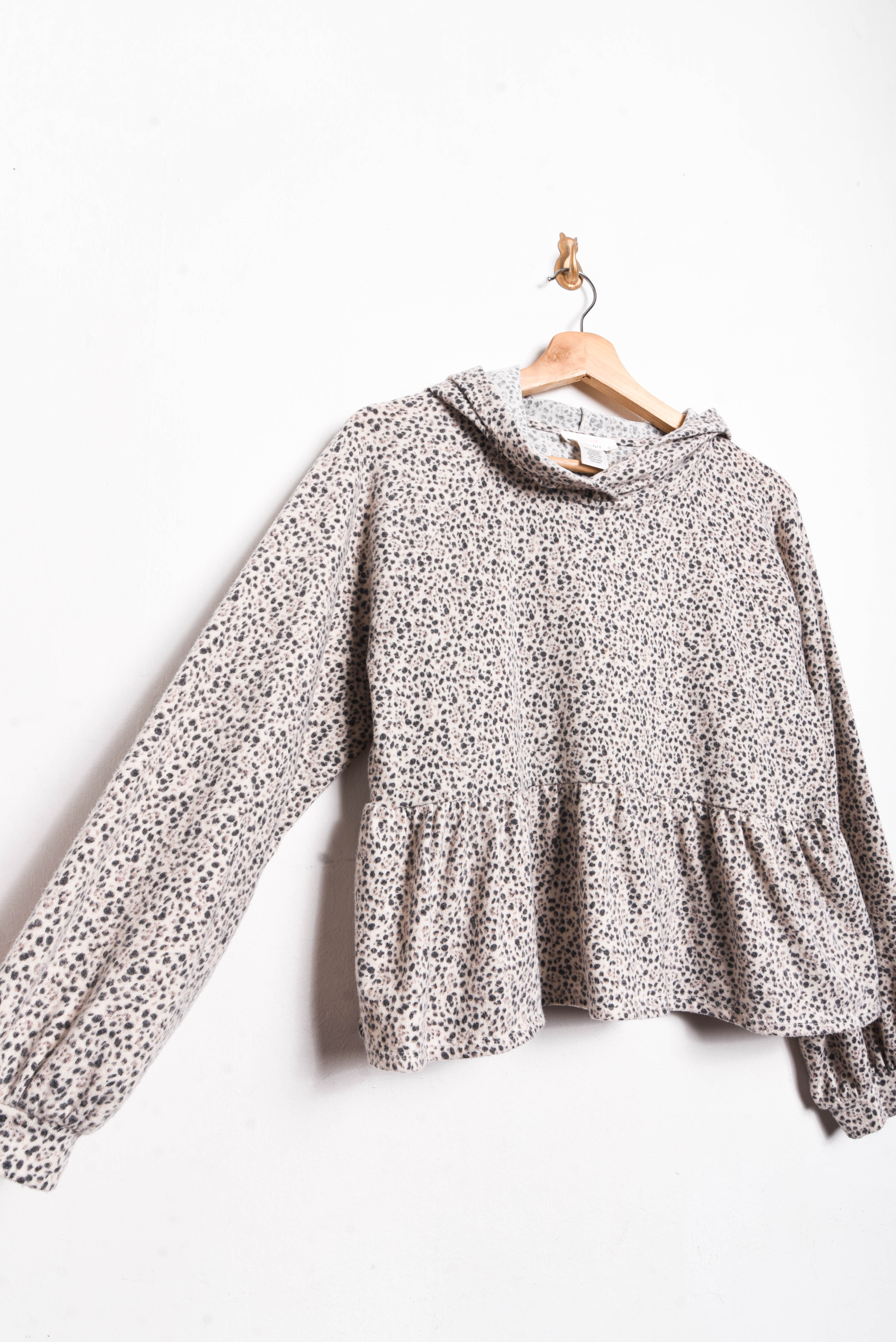 Polerón gris animal print vuelos