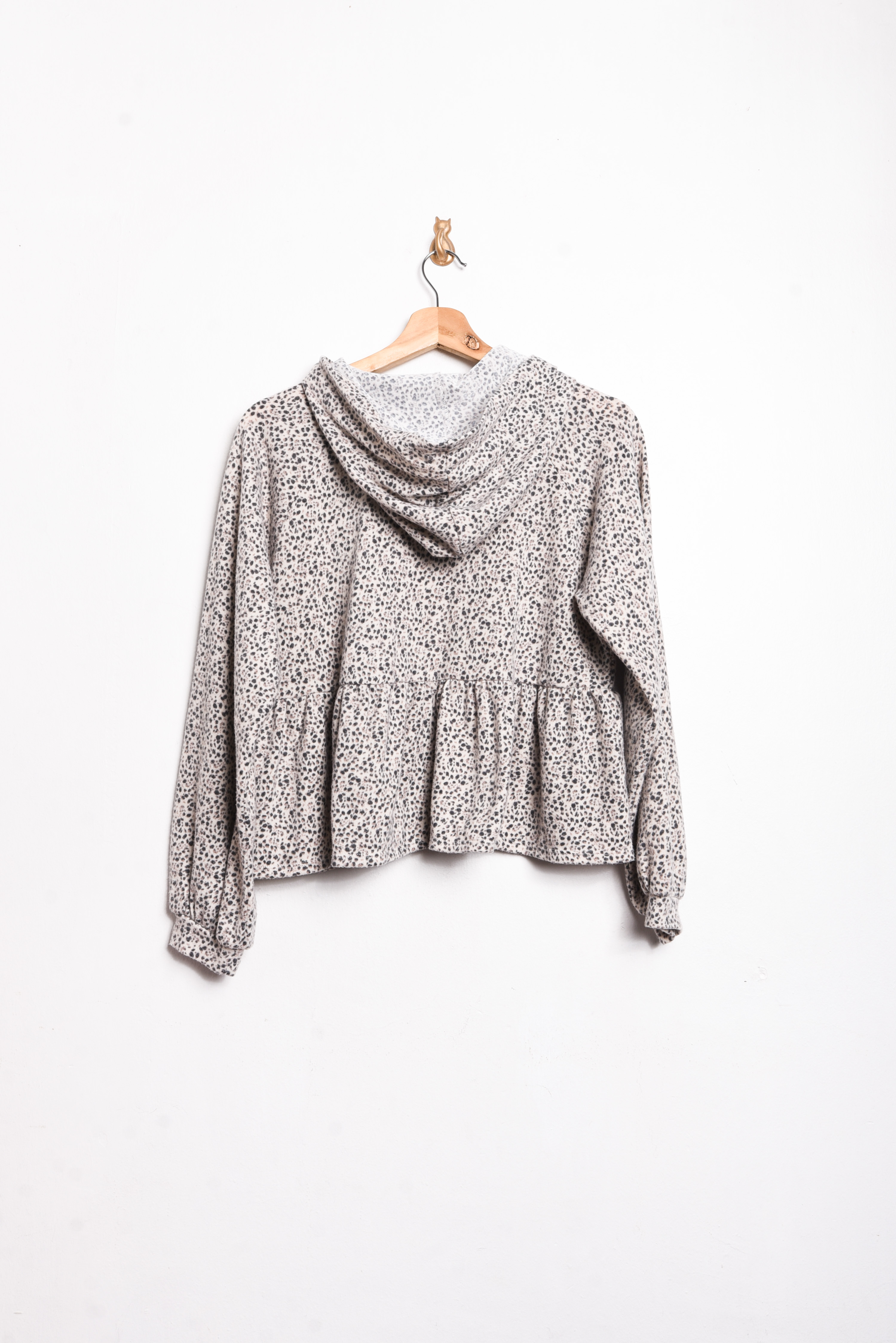 Polerón gris animal print vuelos